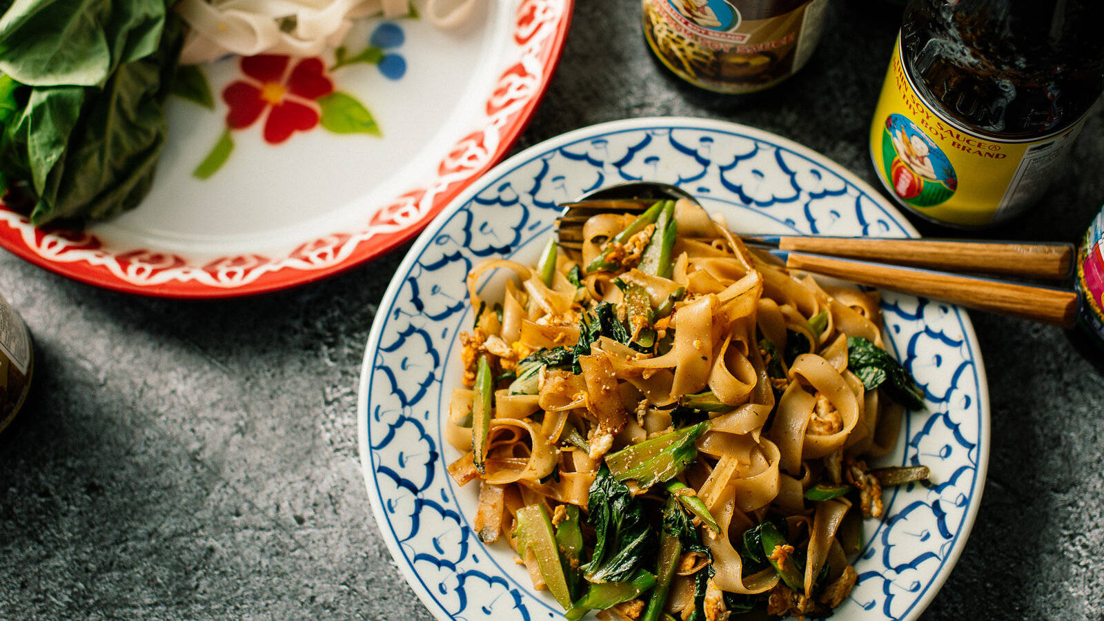 Pad Thai, flat noodles, blue patterned plate, HD Desktop Wallpaper