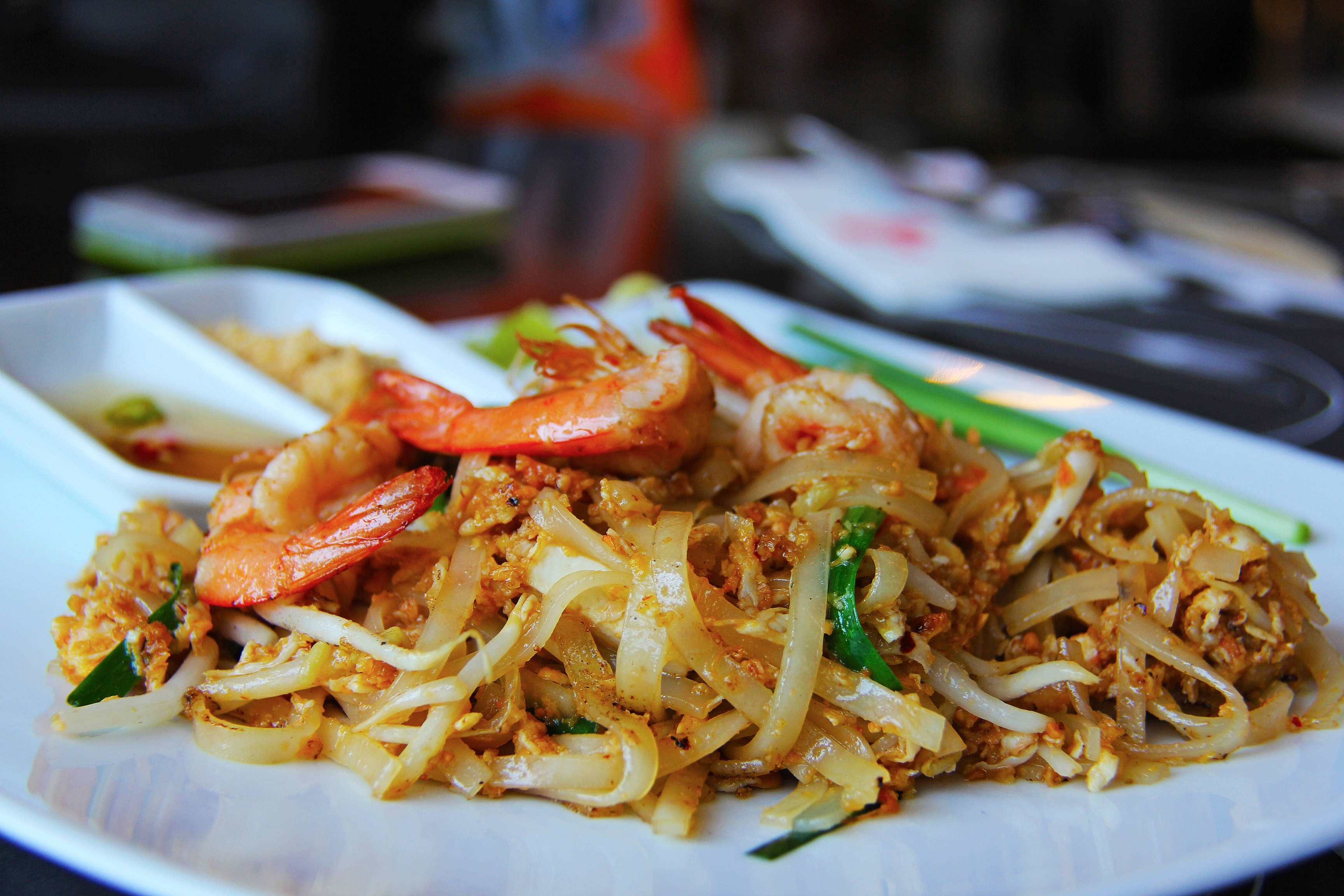 Pad Thai, caramelized onions, shrimp, 2K Desktop Wallpaper