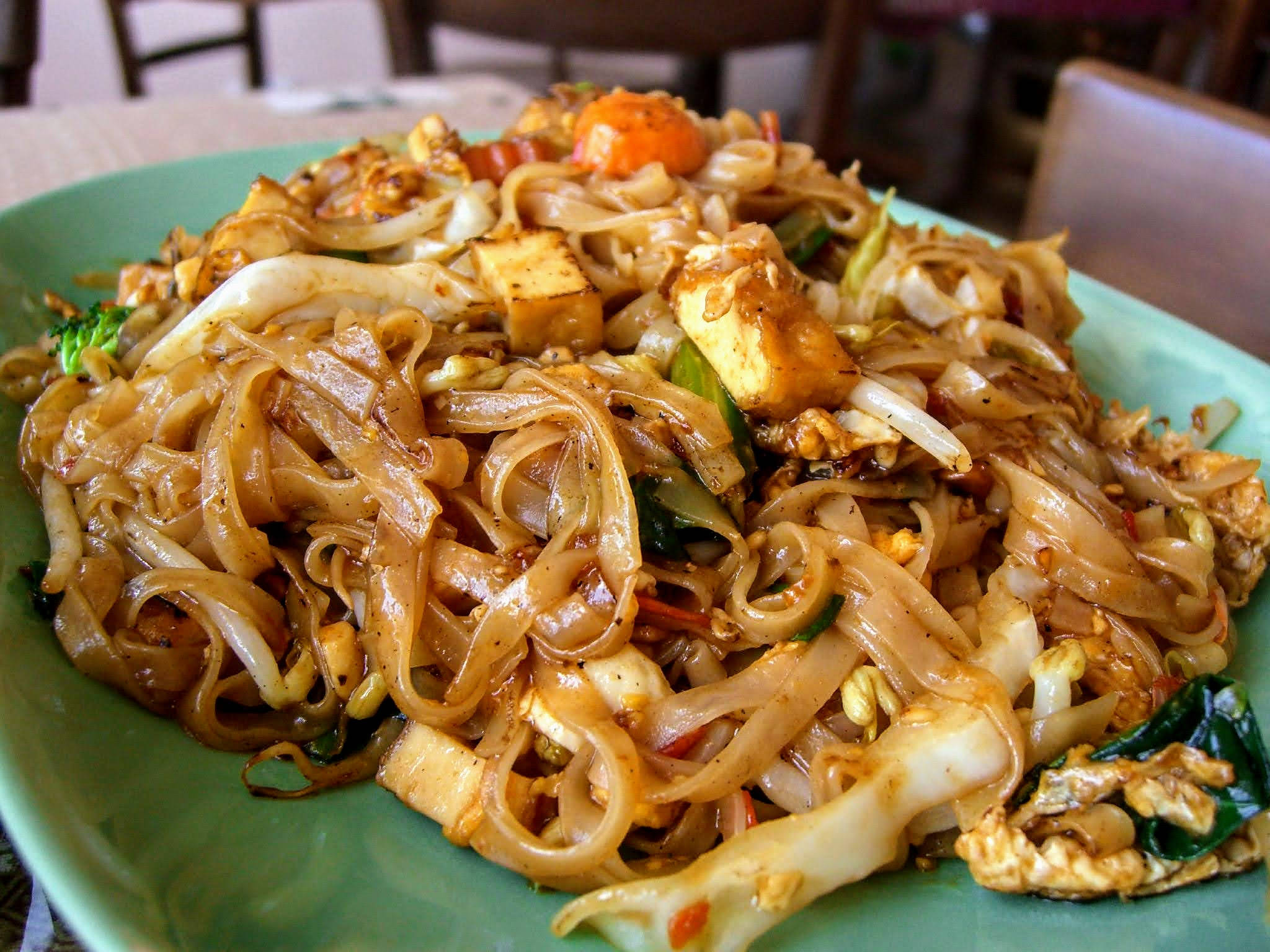 glossy pad thai noodles, veggies, tofu, Full HD Desktop Wallpaper