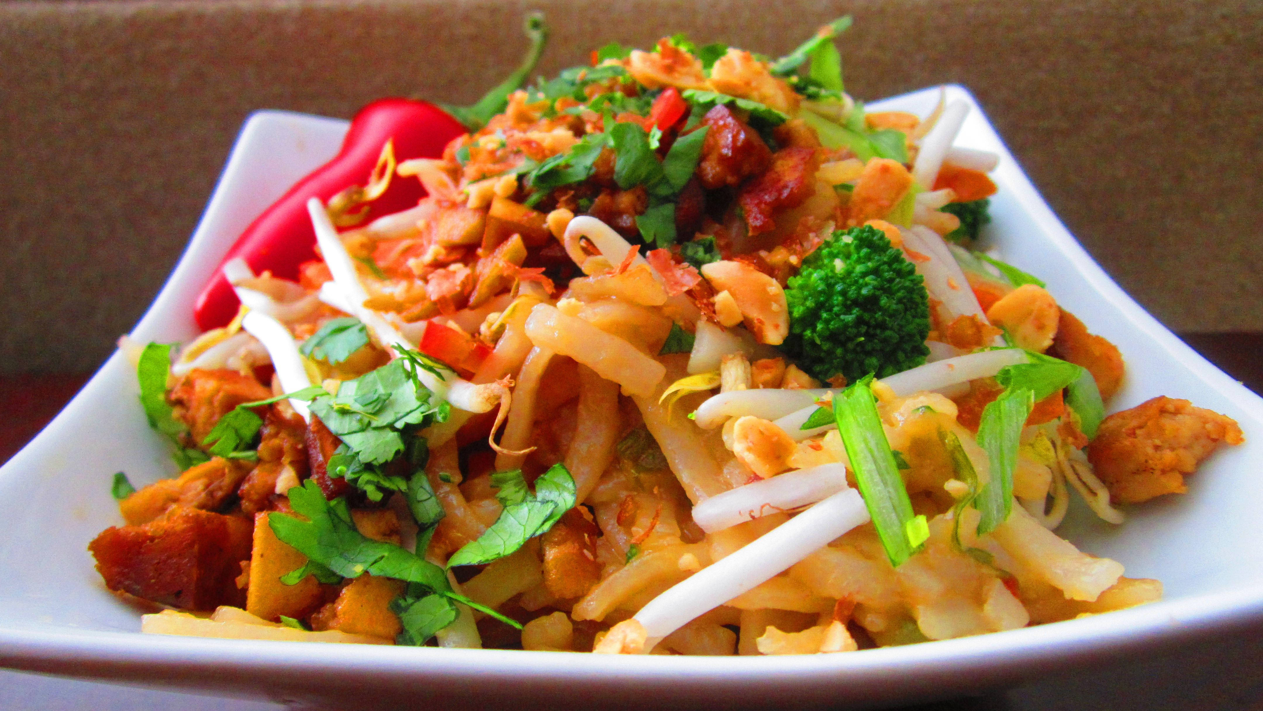 Pad Thai, bean sprouts, cilantro, 4K Desktop Wallpaper