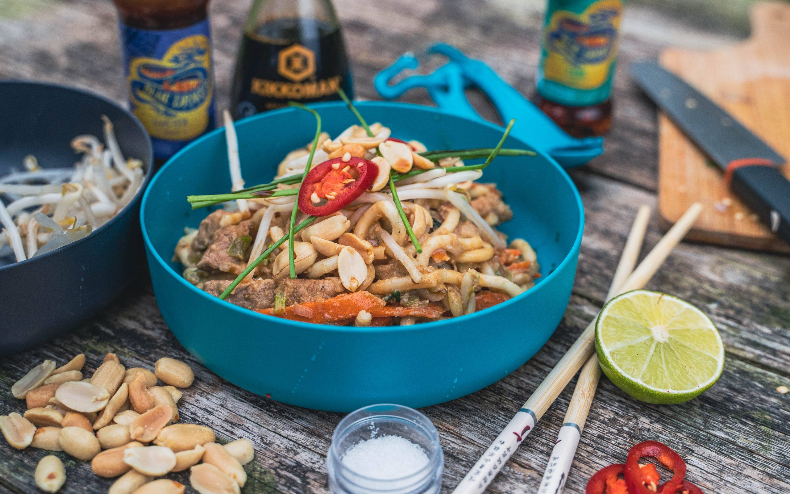 blue bowl, pad thai noodles, peanuts, 2K Desktop Wallpaper