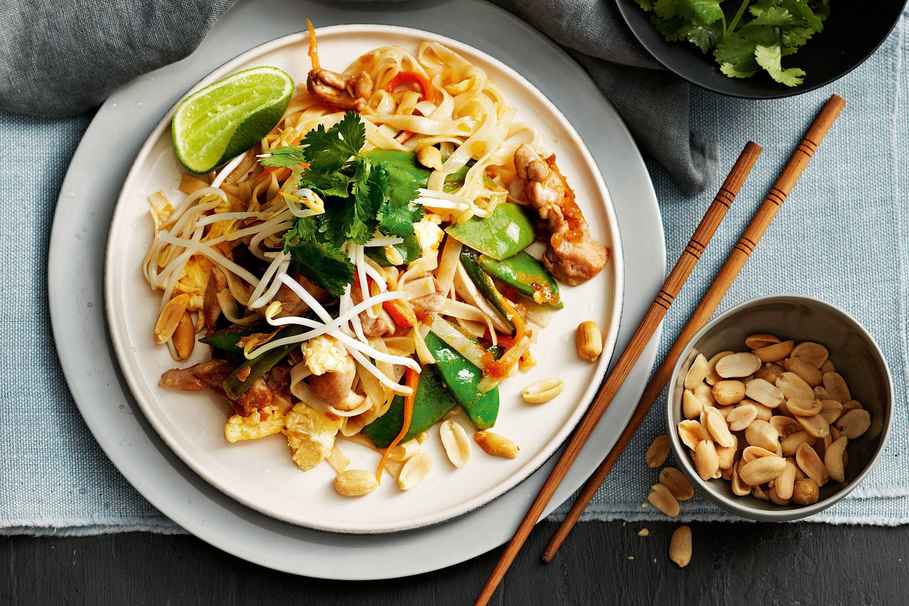 Pad Thai, peanuts, bean sprouts, 2K Desktop Wallpaper