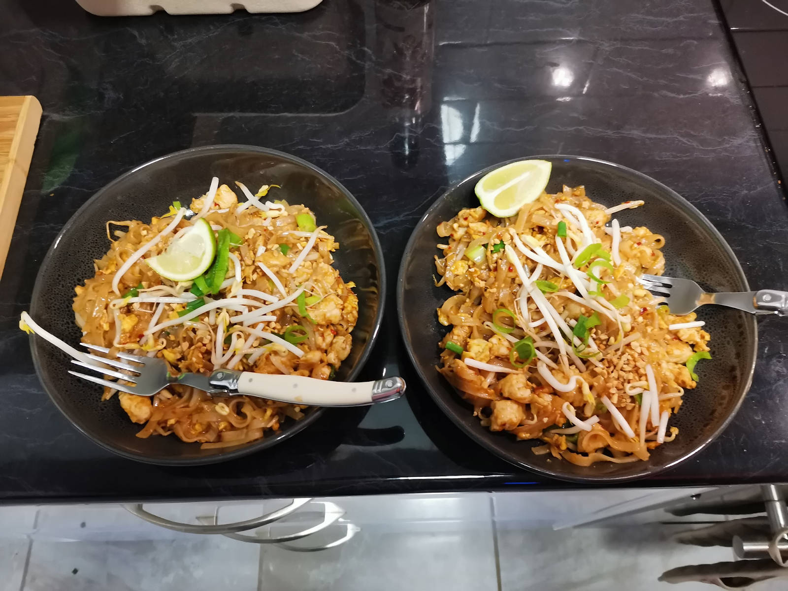 Pad Thai, black bowls, steaming Pad Thai noodles, HD Desktop Wallpaper