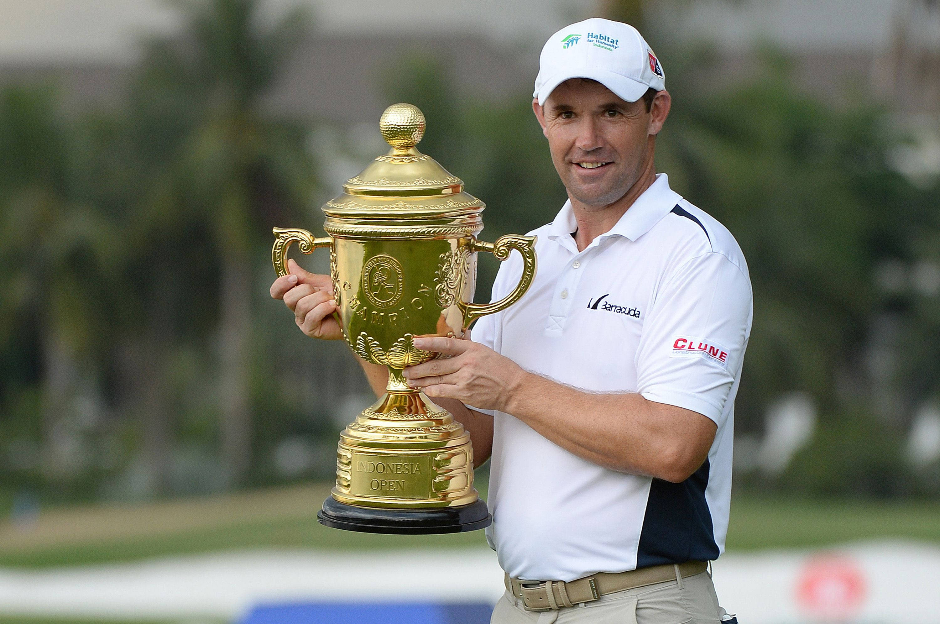 Padraig Harrington, golden trophy, lush green golf course, 2K Desktop Wallpaper