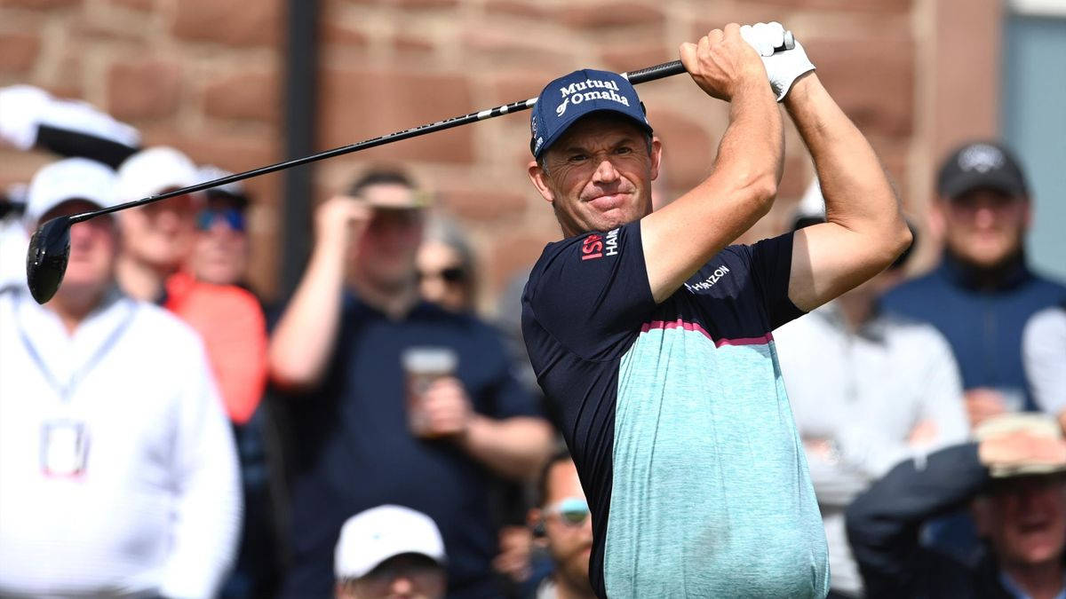 Padraig Harrington, mid-swing, blurred crowd, SD Desktop Wallpaper