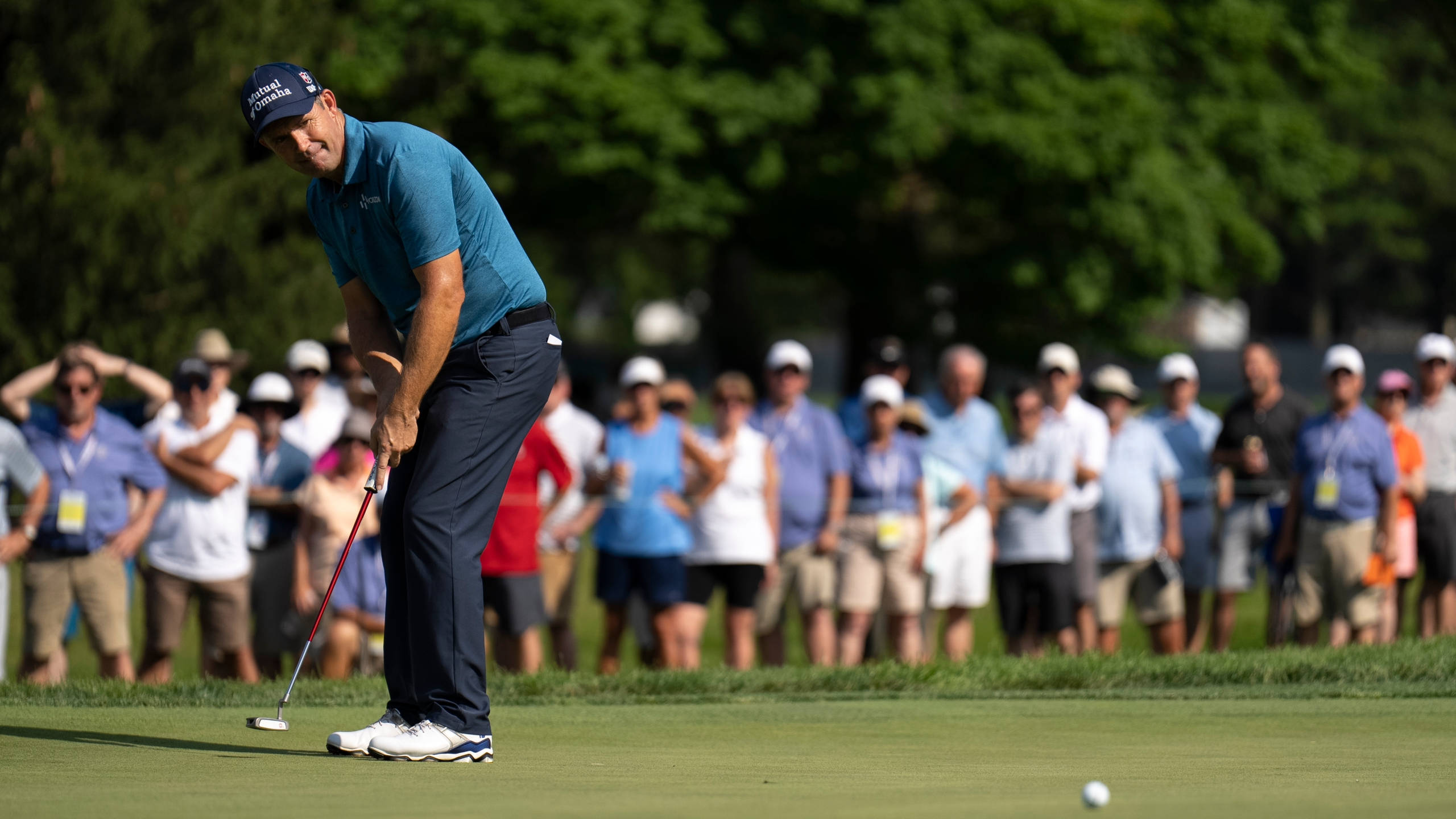 Padraig Harrington, blue shirt, sunlit green, 2K Desktop Wallpaper