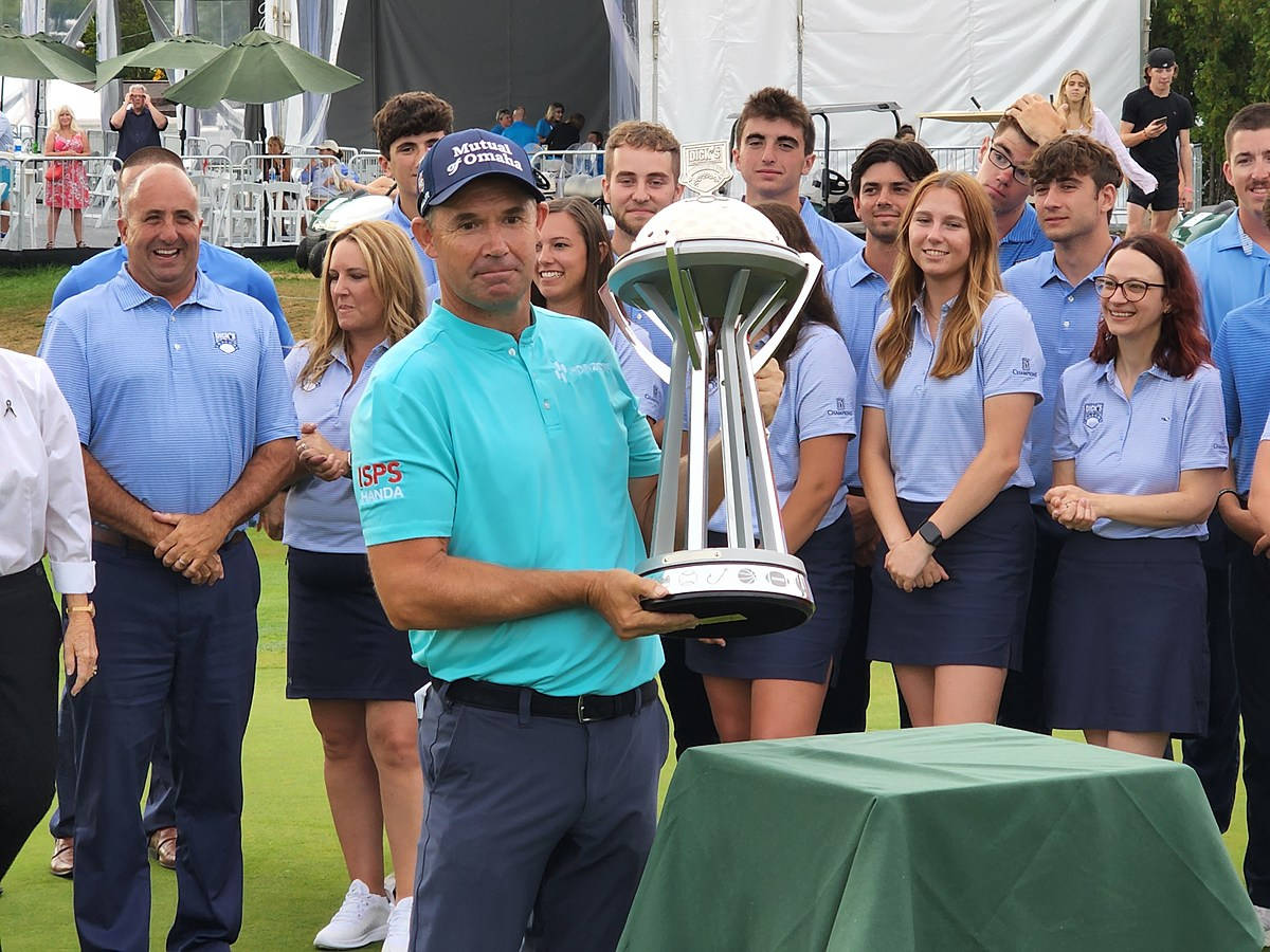 Padraig Harrington, turquoise shirt, silver trophy, SD Desktop Wallpaper