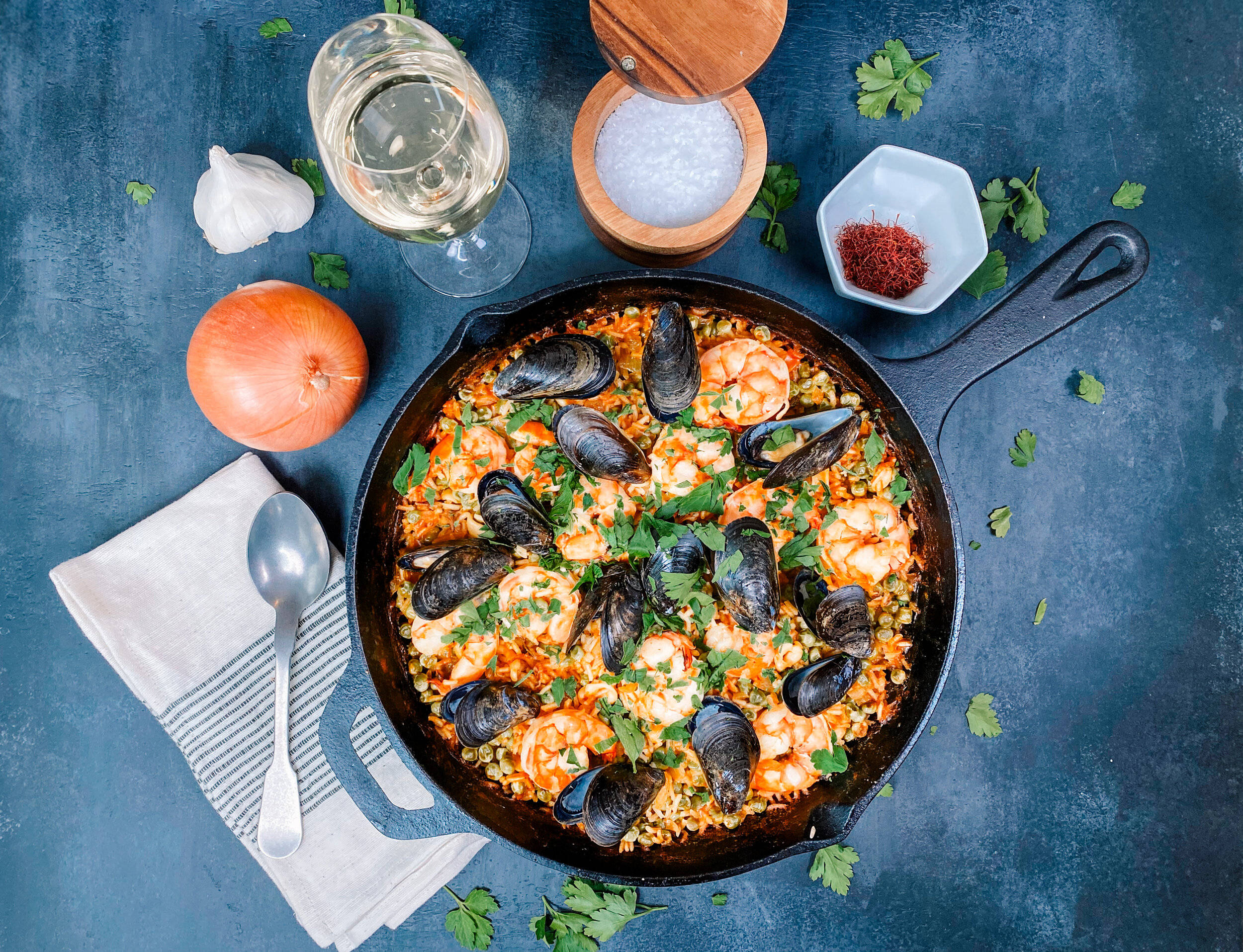 seafood paella, black cast iron skillet, mussels, Full HD Desktop Wallpaper