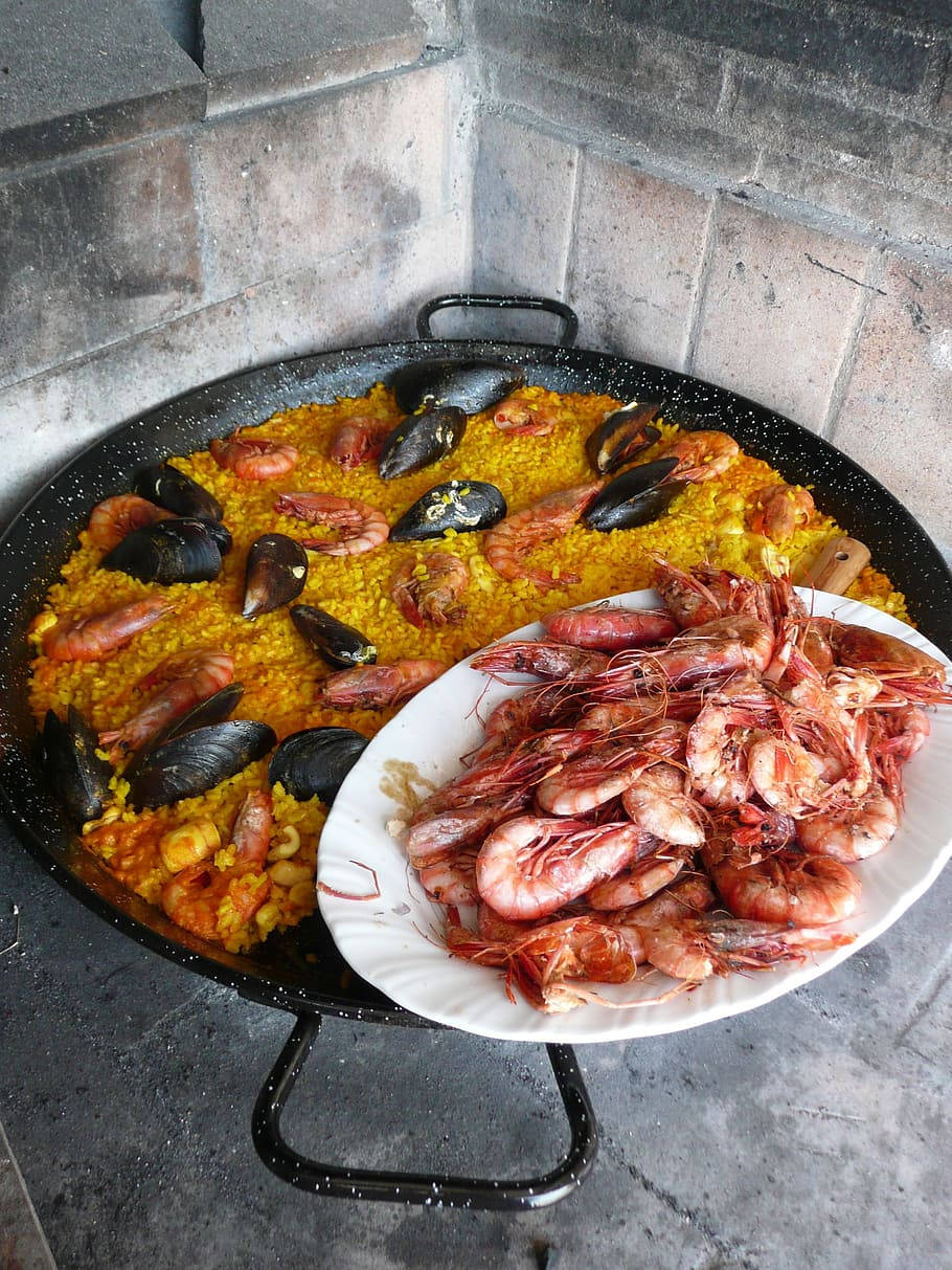 mussel paella, plate of prawns, golden rice, SD Phone Wallpaper