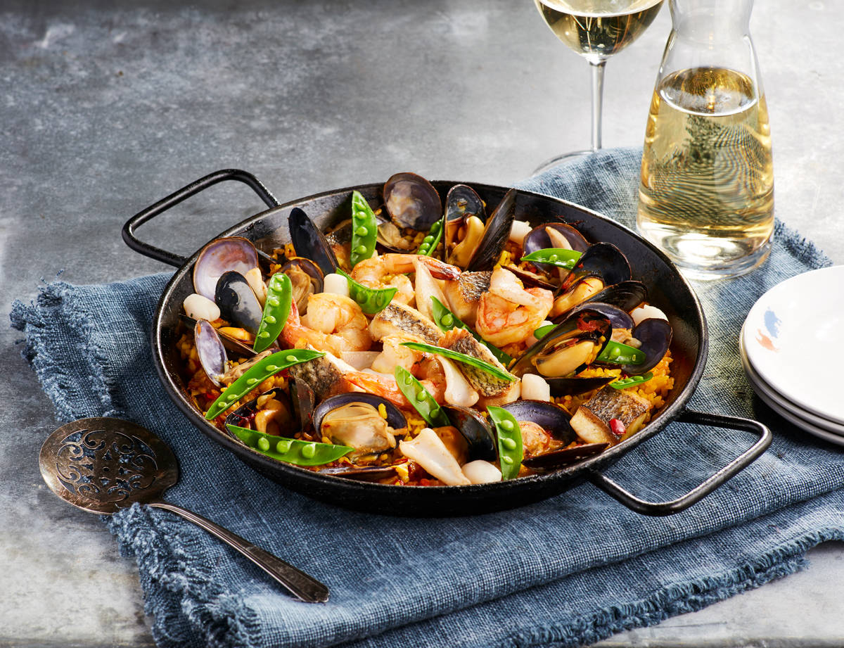 seafood paella, black paella pan, mussels, SD Desktop Wallpaper