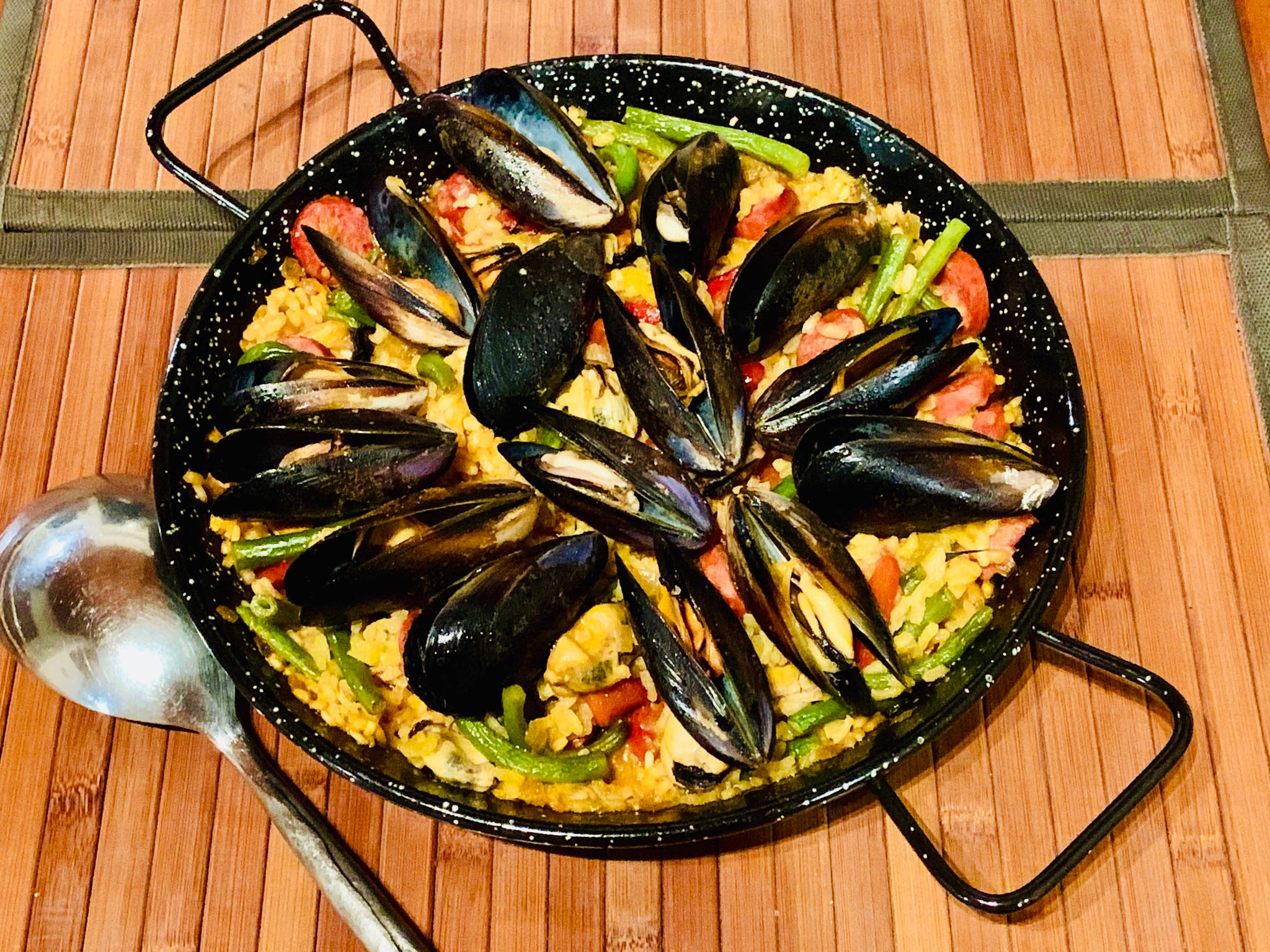 paella, black pan, mussels, Full HD Desktop Wallpaper