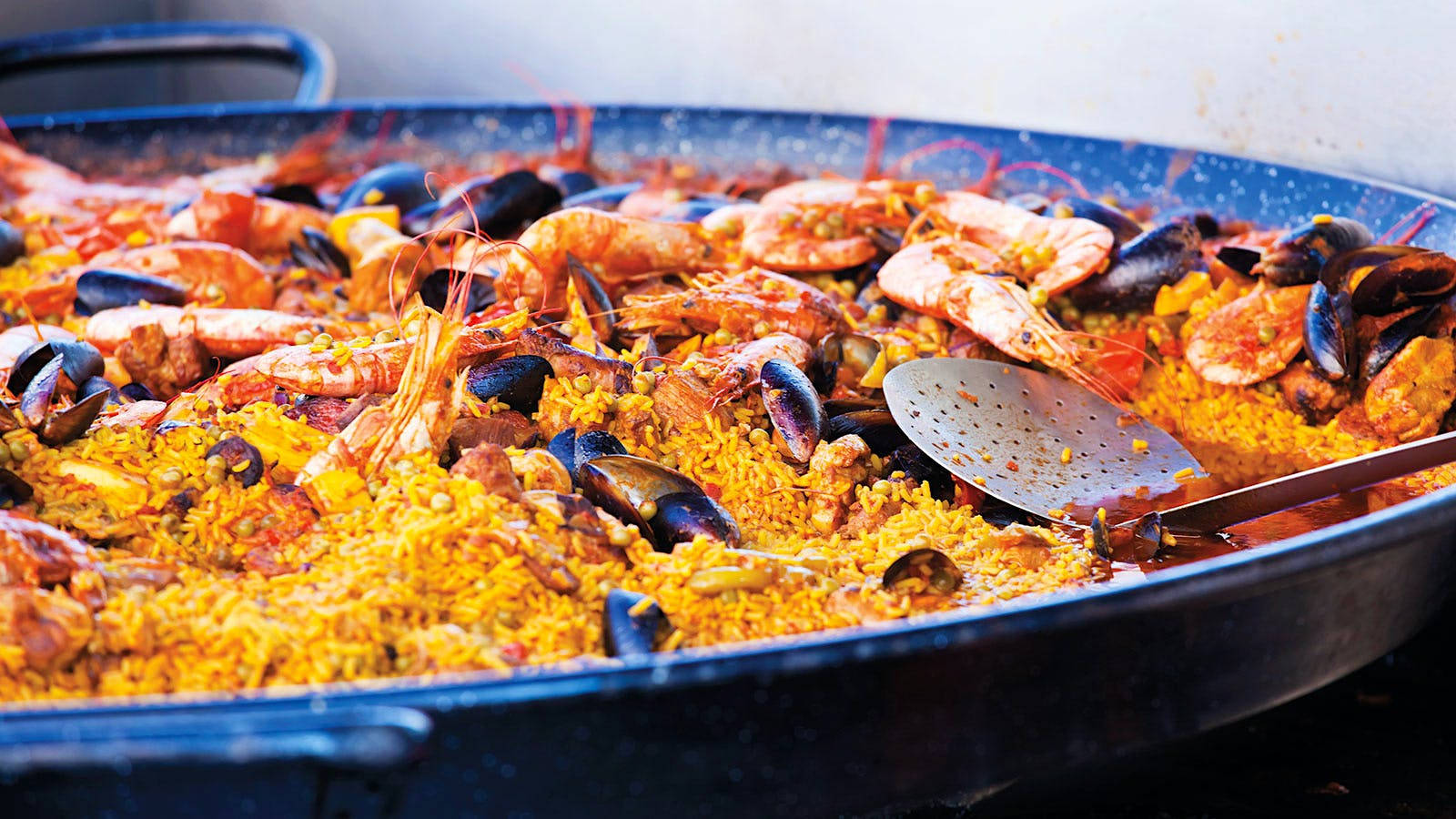 seafood paella, blue pan, shrimp, HD Desktop Wallpaper