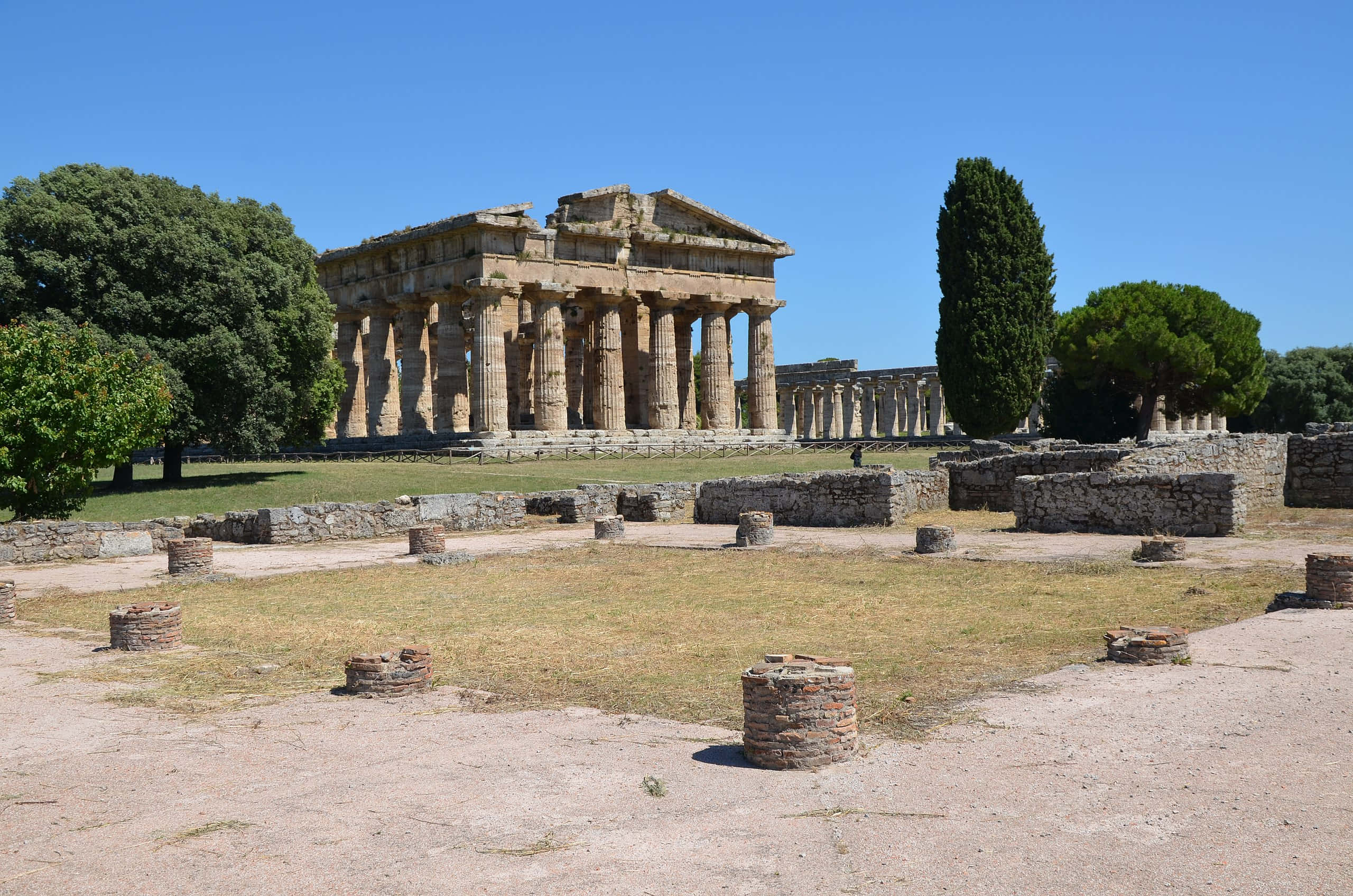 Paestum, trunk columns, ancient Greek temple ruins, 2K Desktop Wallpaper