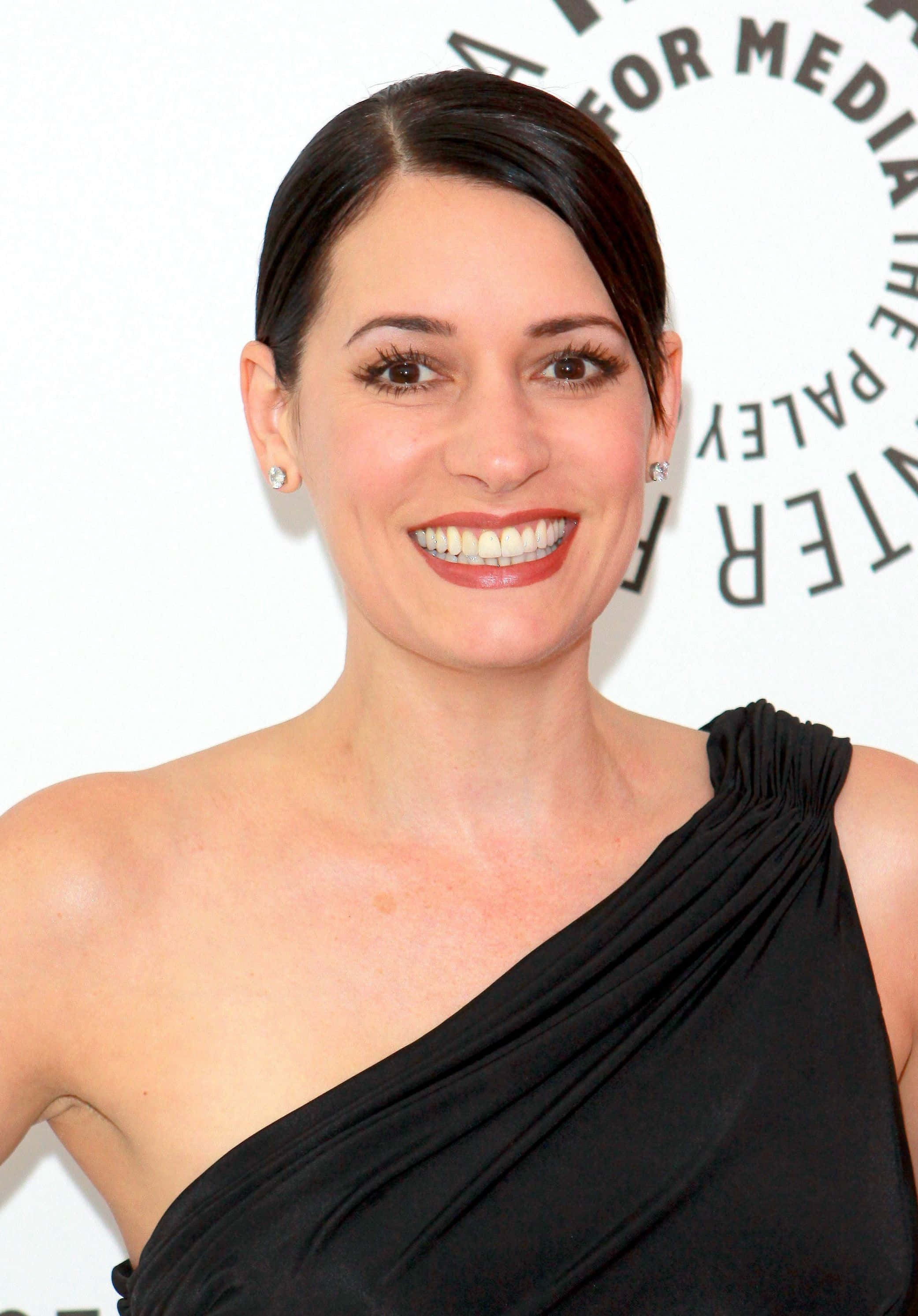 Paget Brewster, black one-shoulder dress, red lipstick, 2K Phone Wallpaper