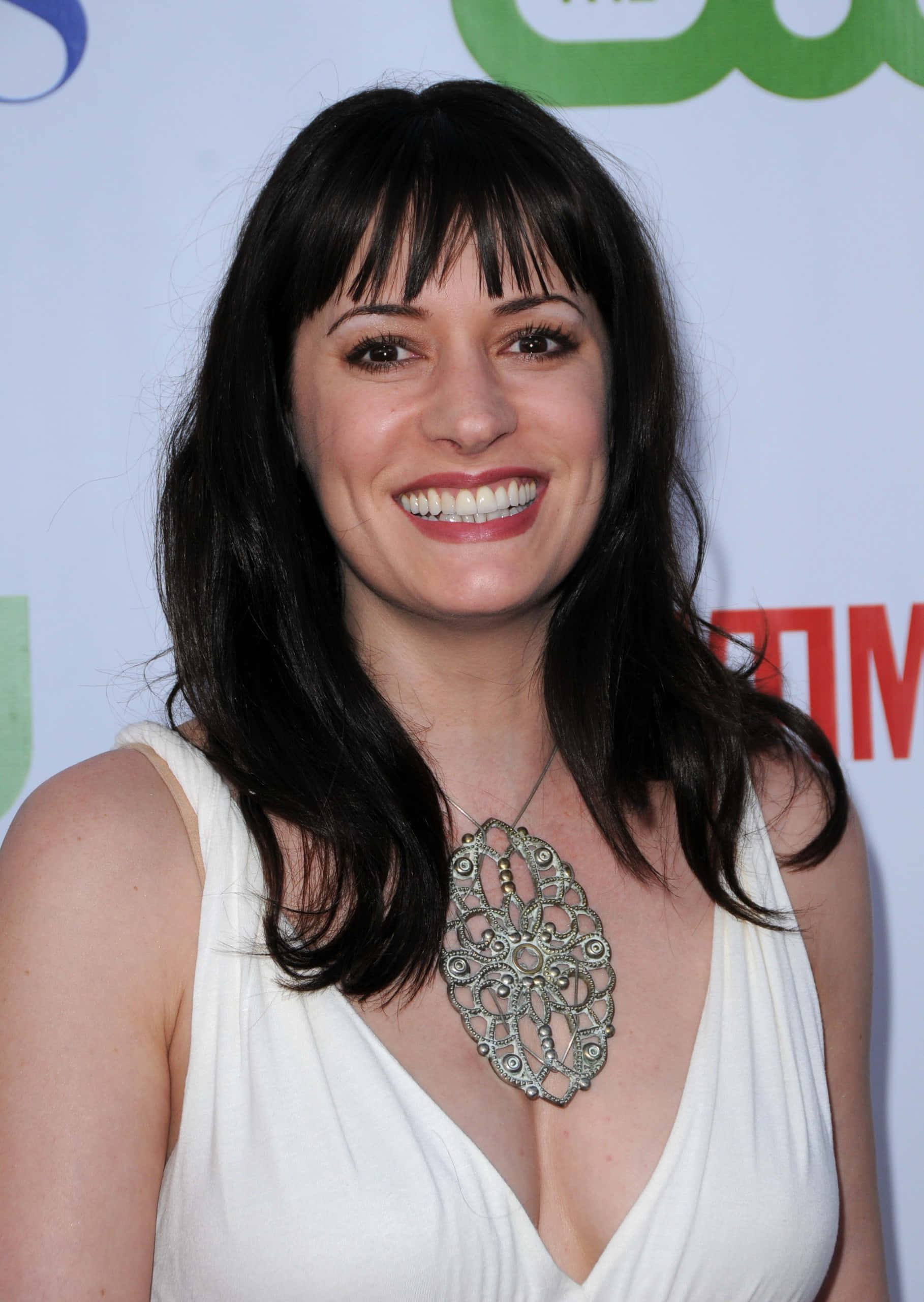 Paget Brewster, white dress, ornate silver necklace, 2K Phone Wallpaper