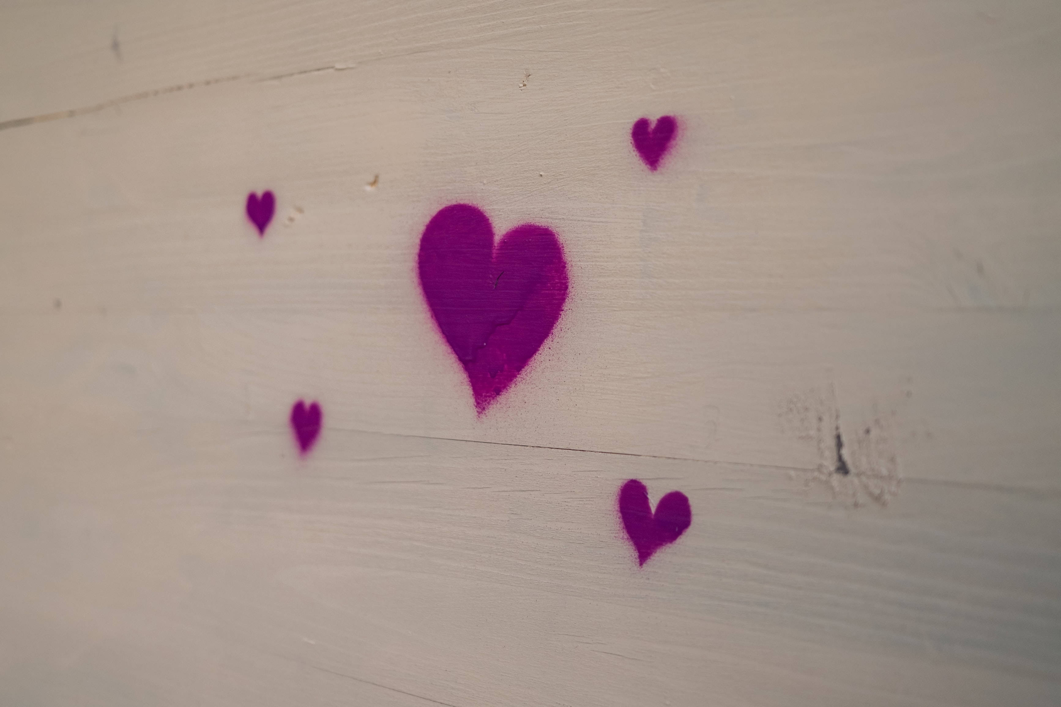 purple heart, white wooden wall, magenta spray-painted, 2K Desktop Wallpaper
