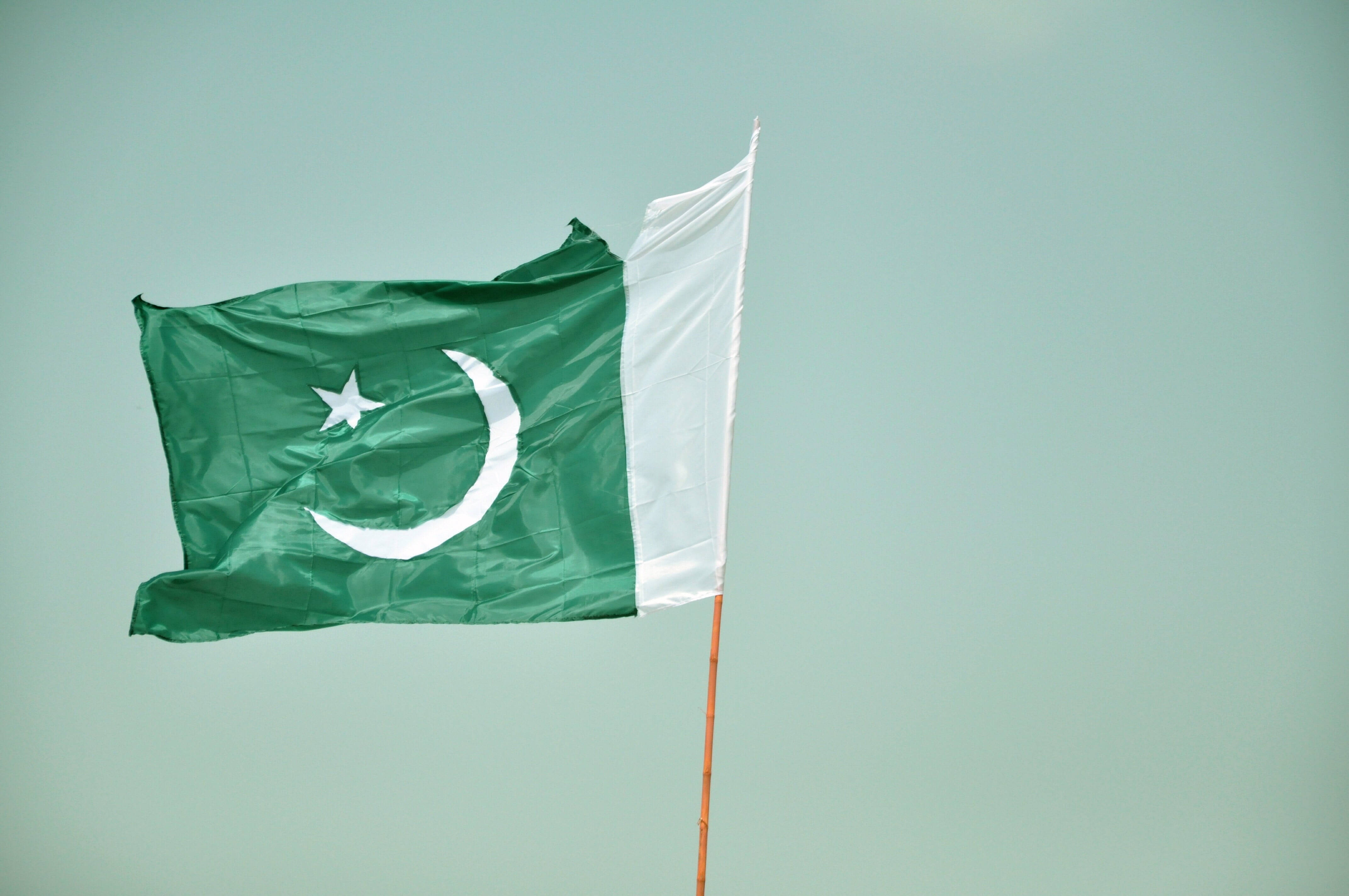 Pakistan flag, green field, white crescent moon, 4K Desktop Wallpaper