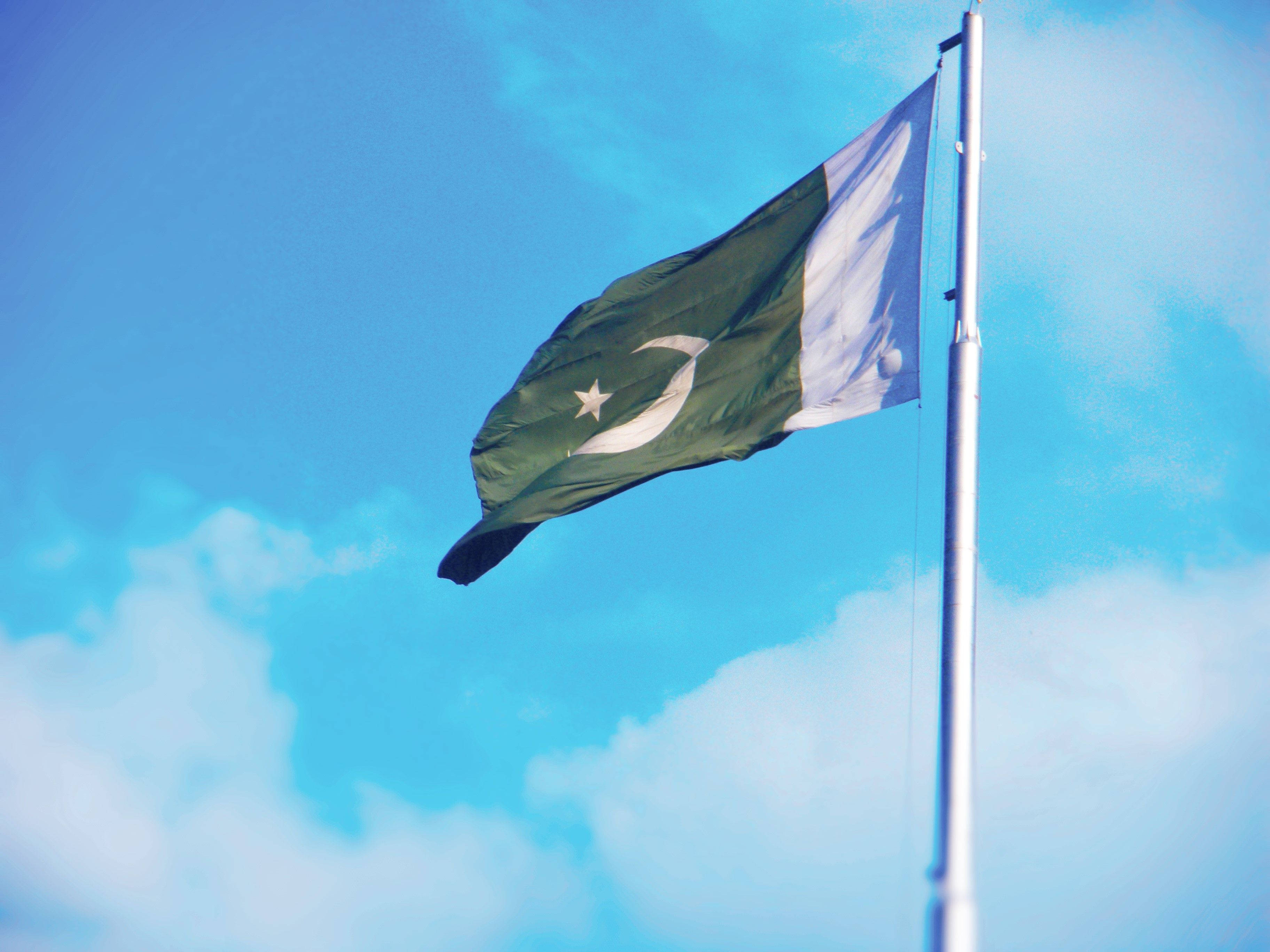 Pakistan flag, green field, white crescent moon, 2K Desktop Wallpaper