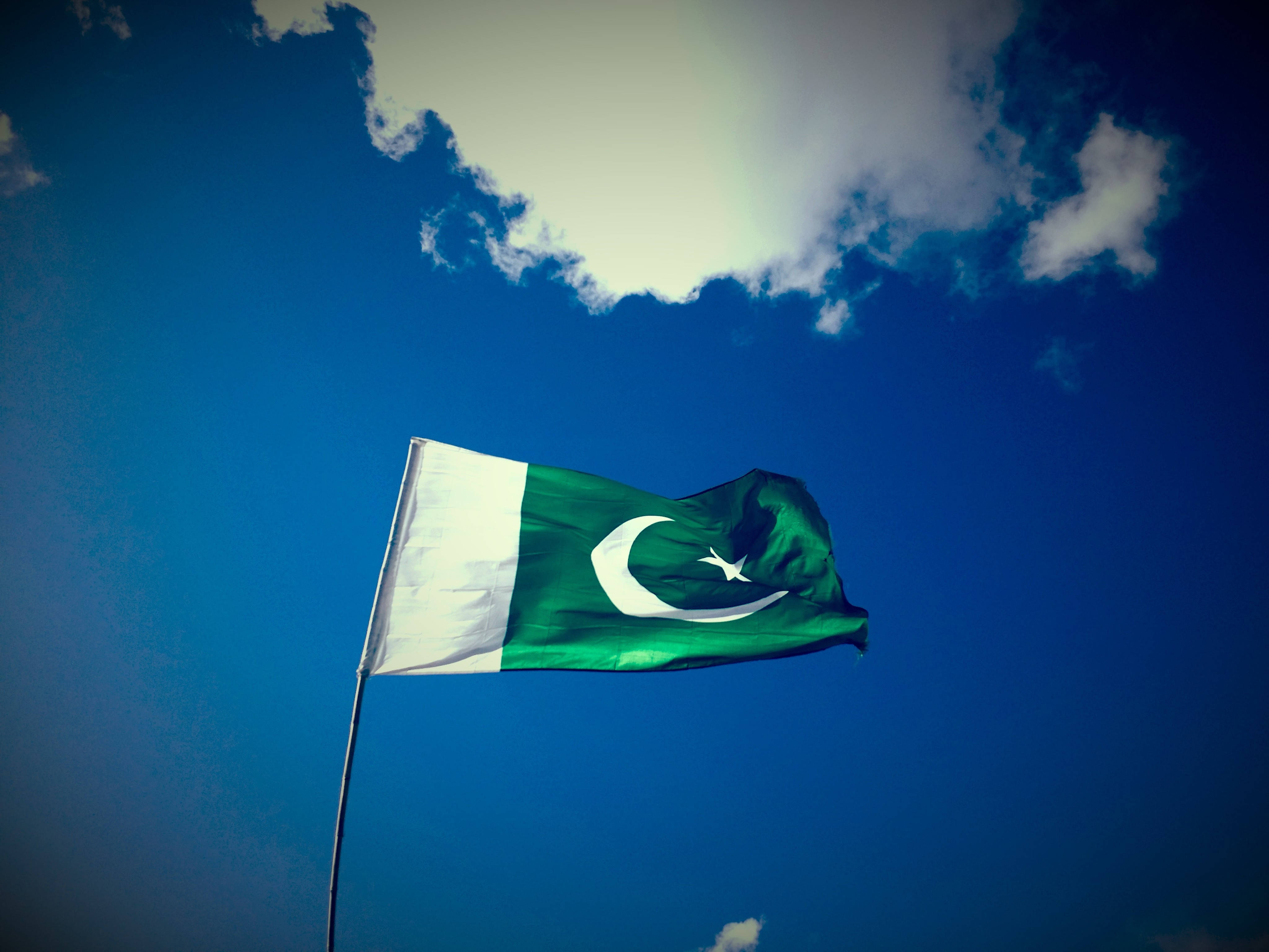 Pakistan flag, vivid blue sky, white clouds, 4K Desktop Wallpaper