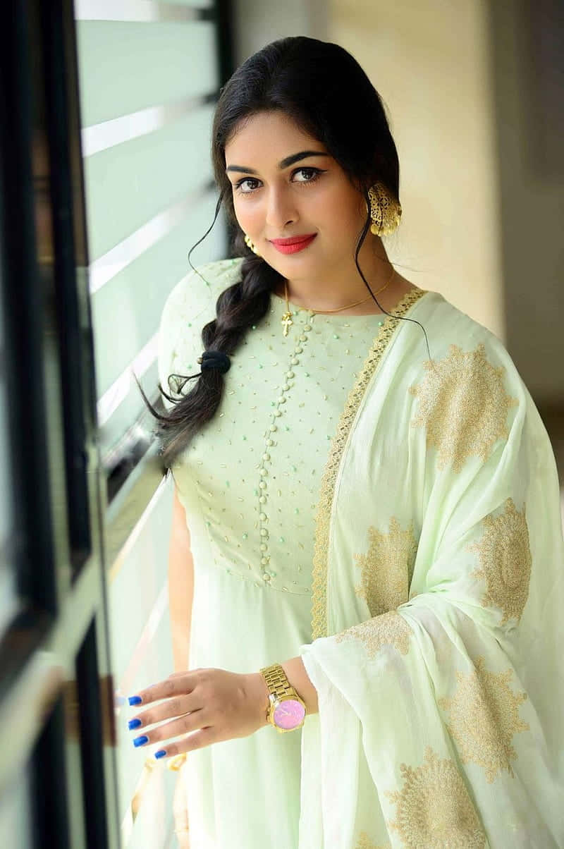 light green embroidered outfit, gold accents, gold jewelry, SD Phone Wallpaper