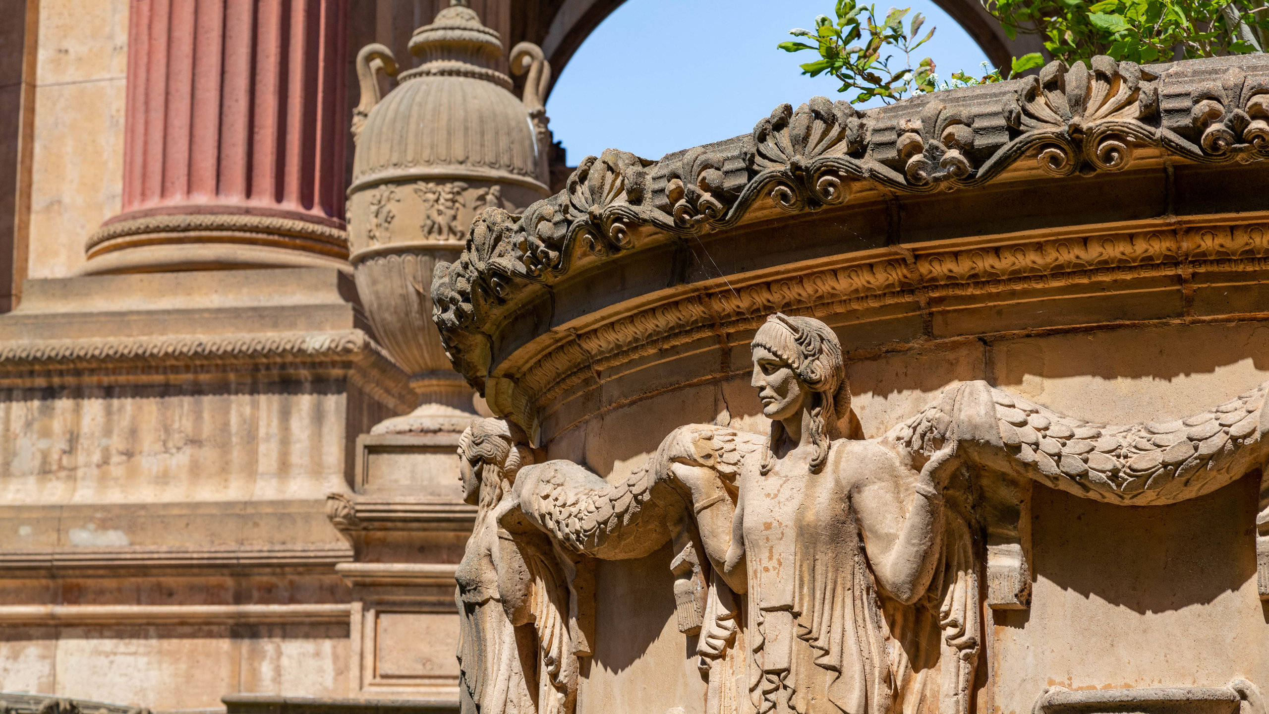Palace Of Fine Arts, stone cherub sculptures, classical architectural facade, 2K Desktop Wallpaper