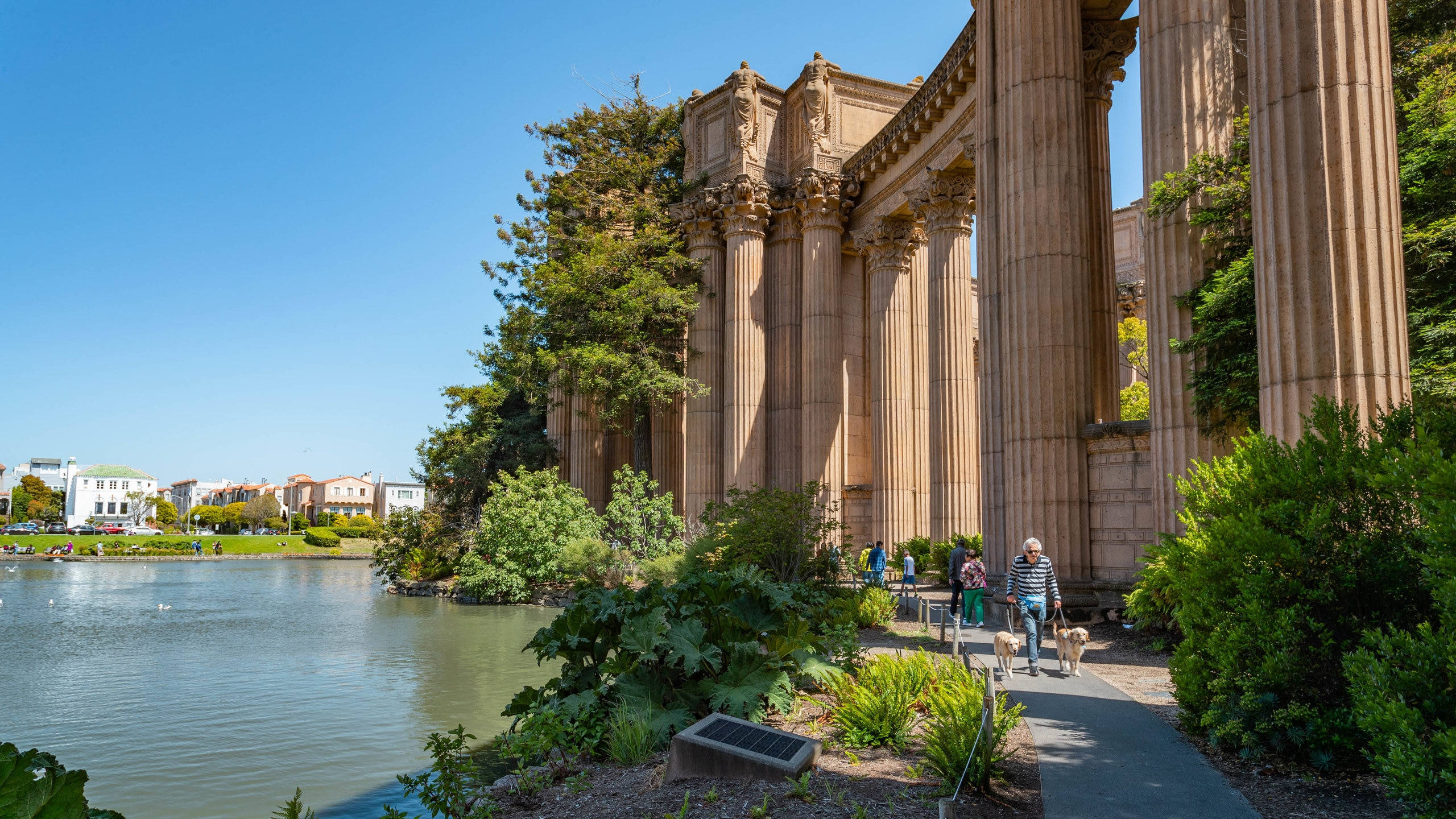 Palace of Fine Arts, classical columns, lake, 2K Desktop Wallpaper