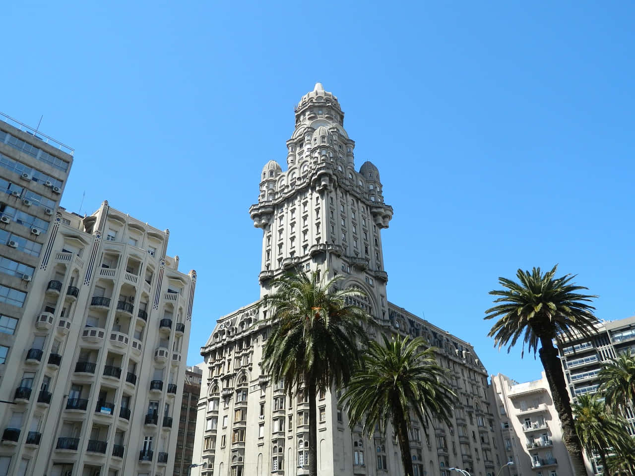 Palacio Salvo, tall palm trees, clear blue sky, HD Desktop Wallpaper
