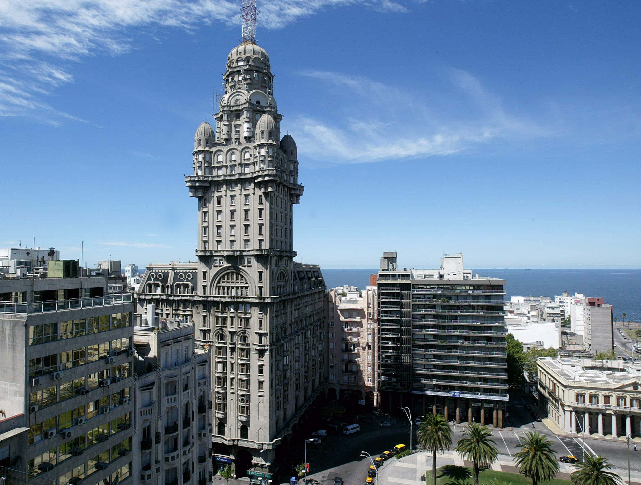 Palacio Salvo, bustling cityscape, palm trees, Full HD Desktop Wallpaper