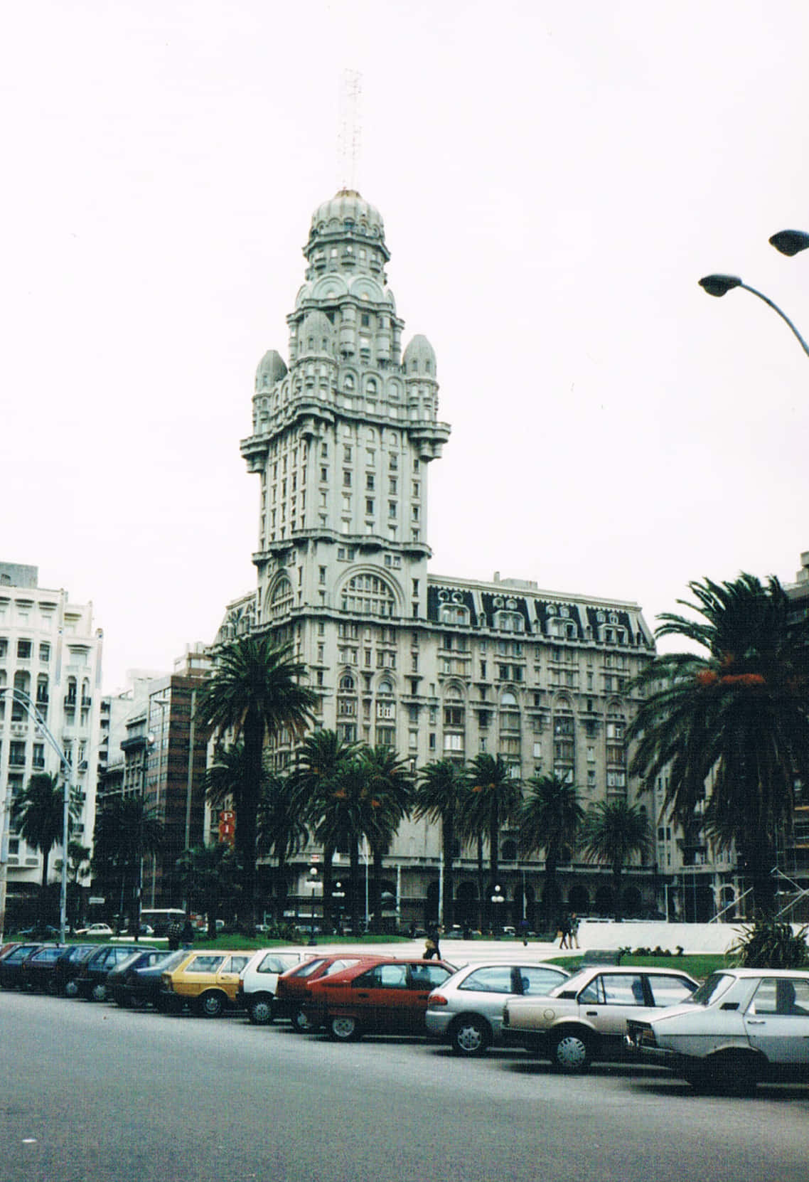 Palacio Salvo, palm trees, city street, HD Phone Wallpaper