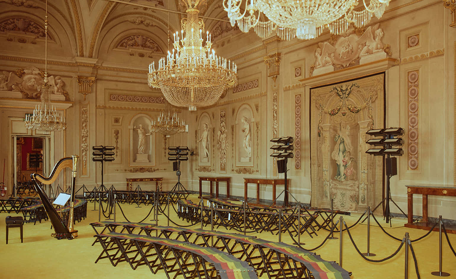 Palazzo Pitti, gilded chandeliers, marble statues, HD Desktop Wallpaper
