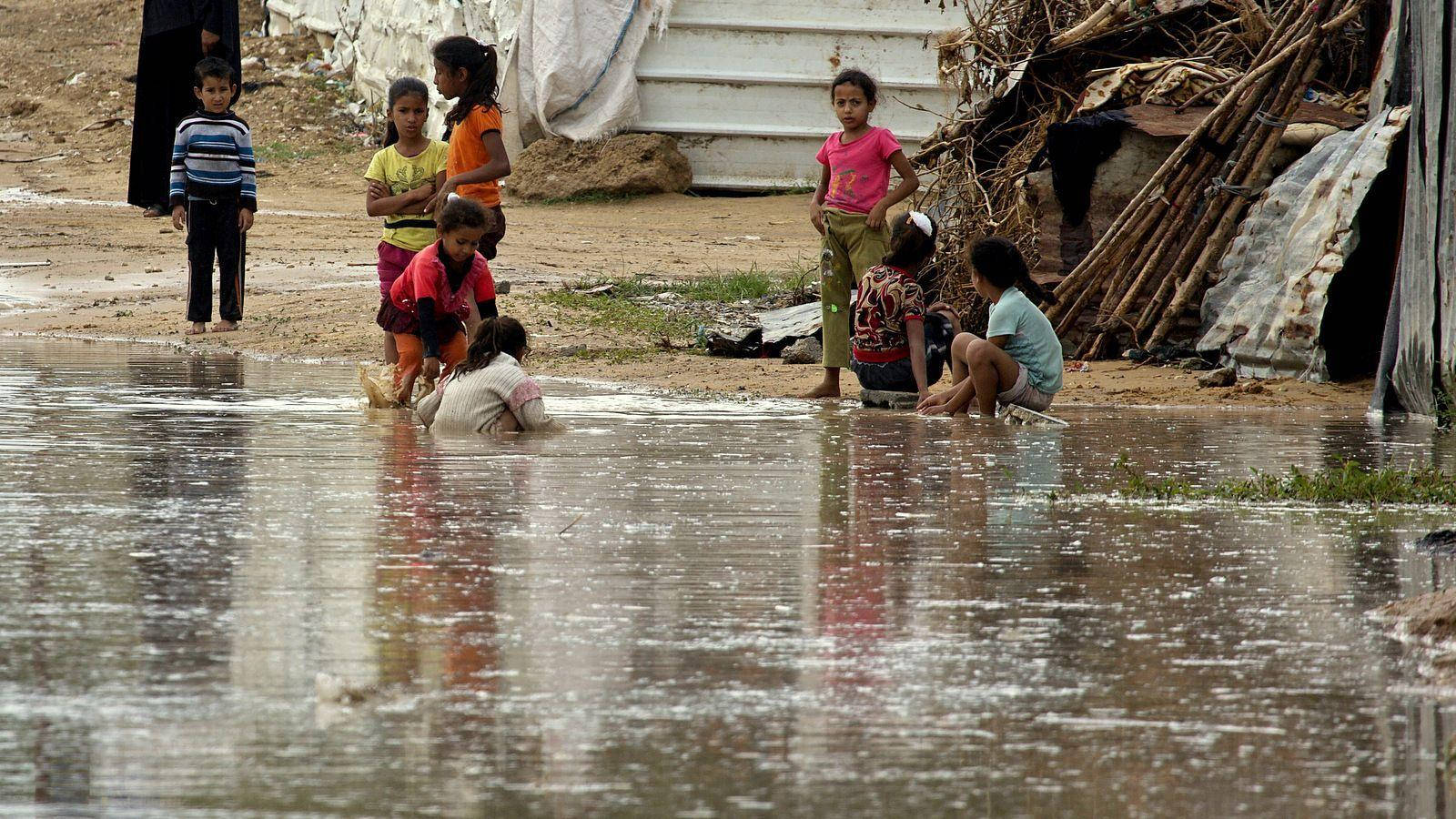children, shallow floodwater, makeshift shelters, HD Desktop Wallpaper