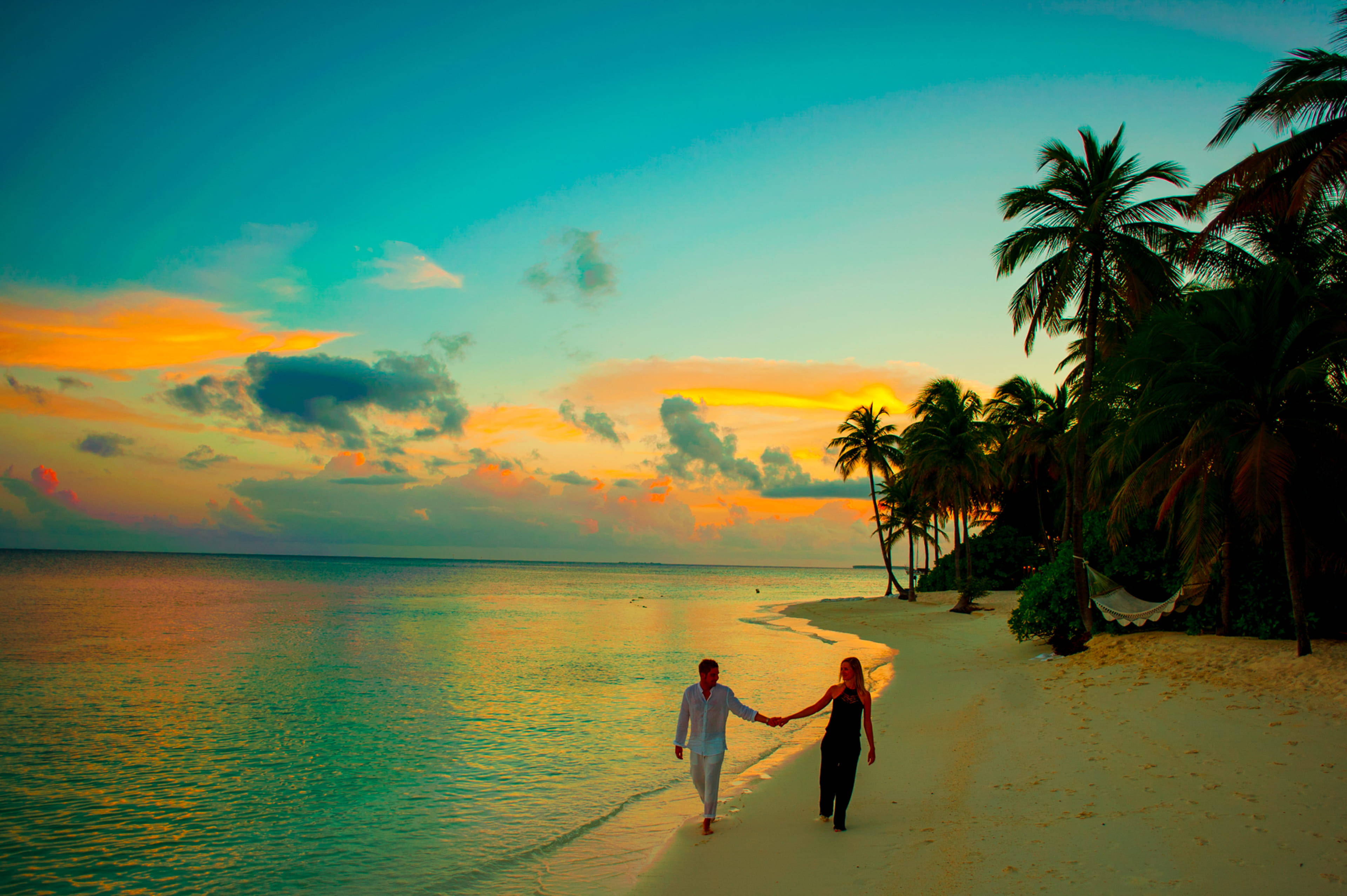 Palm Tree Sunset Couple, tropical beach, sunset, 4K Desktop Wallpaper