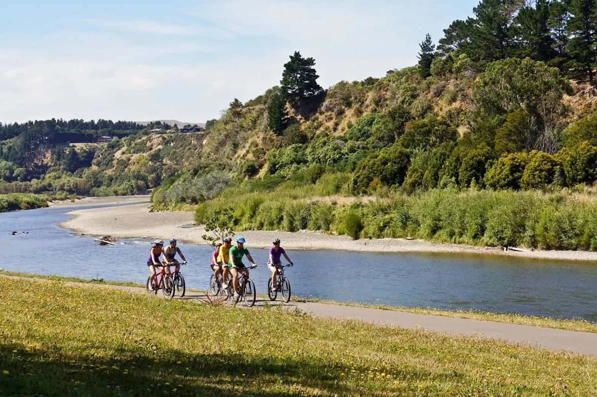 Cyclists, riverbank path, bright blue sky, SD Desktop Wallpaper