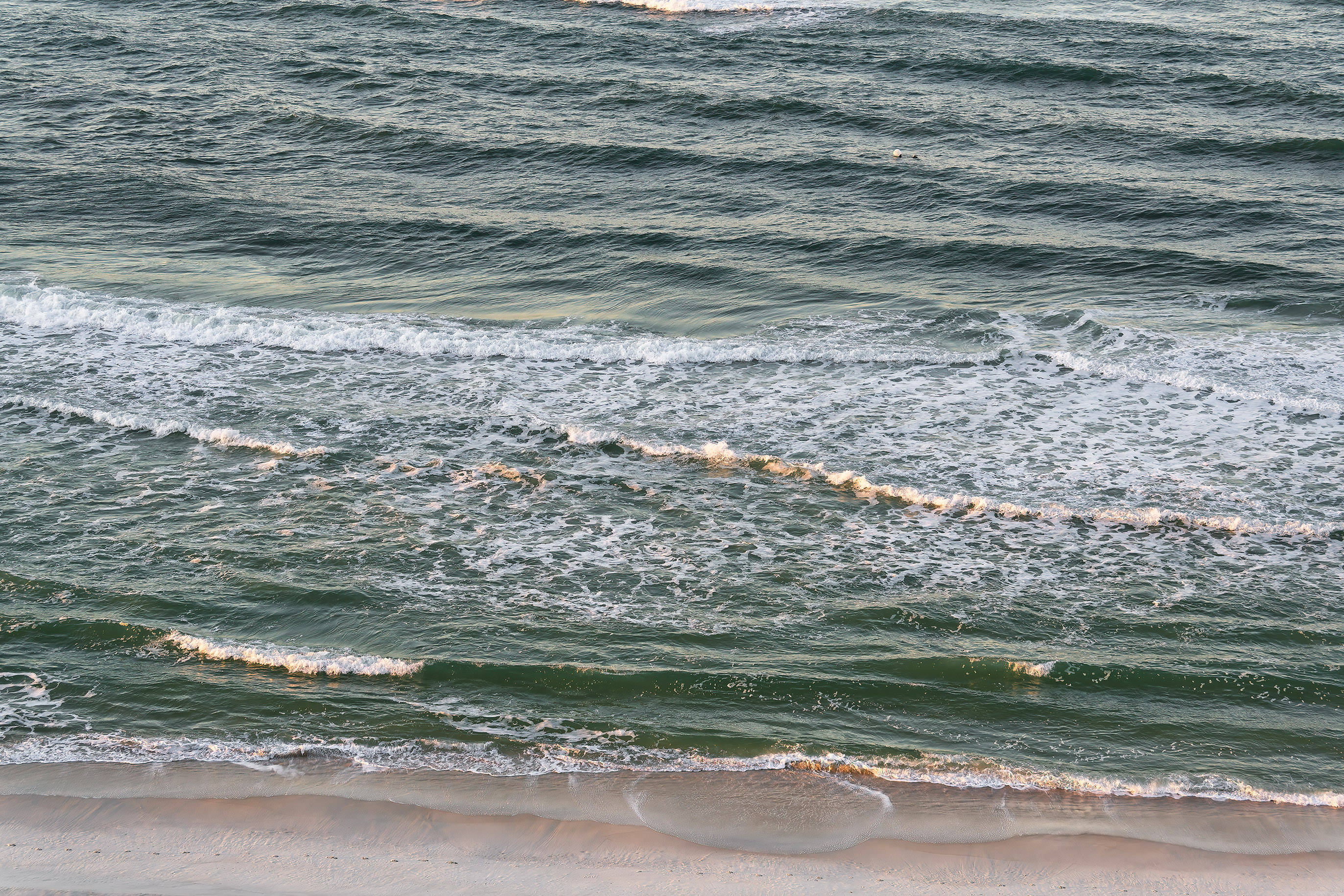 Panama Waves, sandy shore, white foam, 2K Desktop Wallpaper
