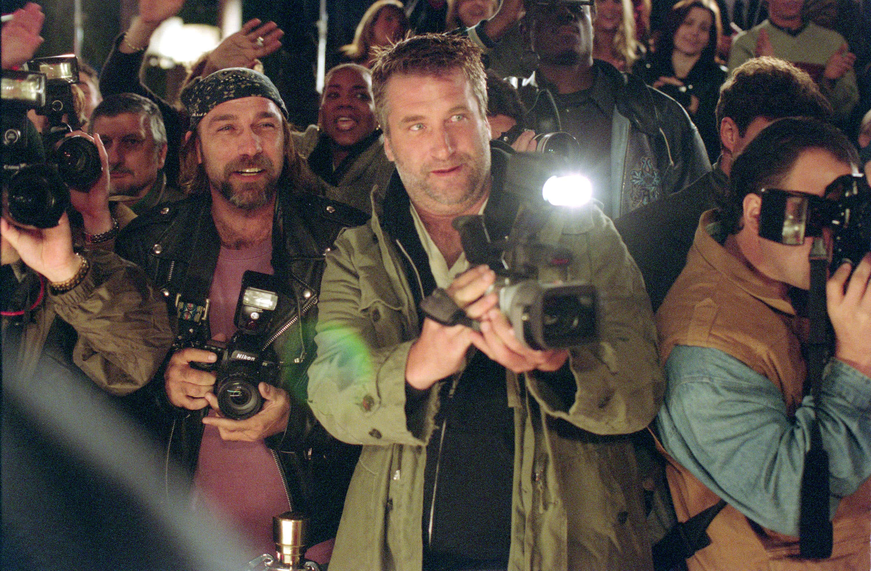 Paparazzi, green jacket, flash cameras, 2K Desktop Wallpaper