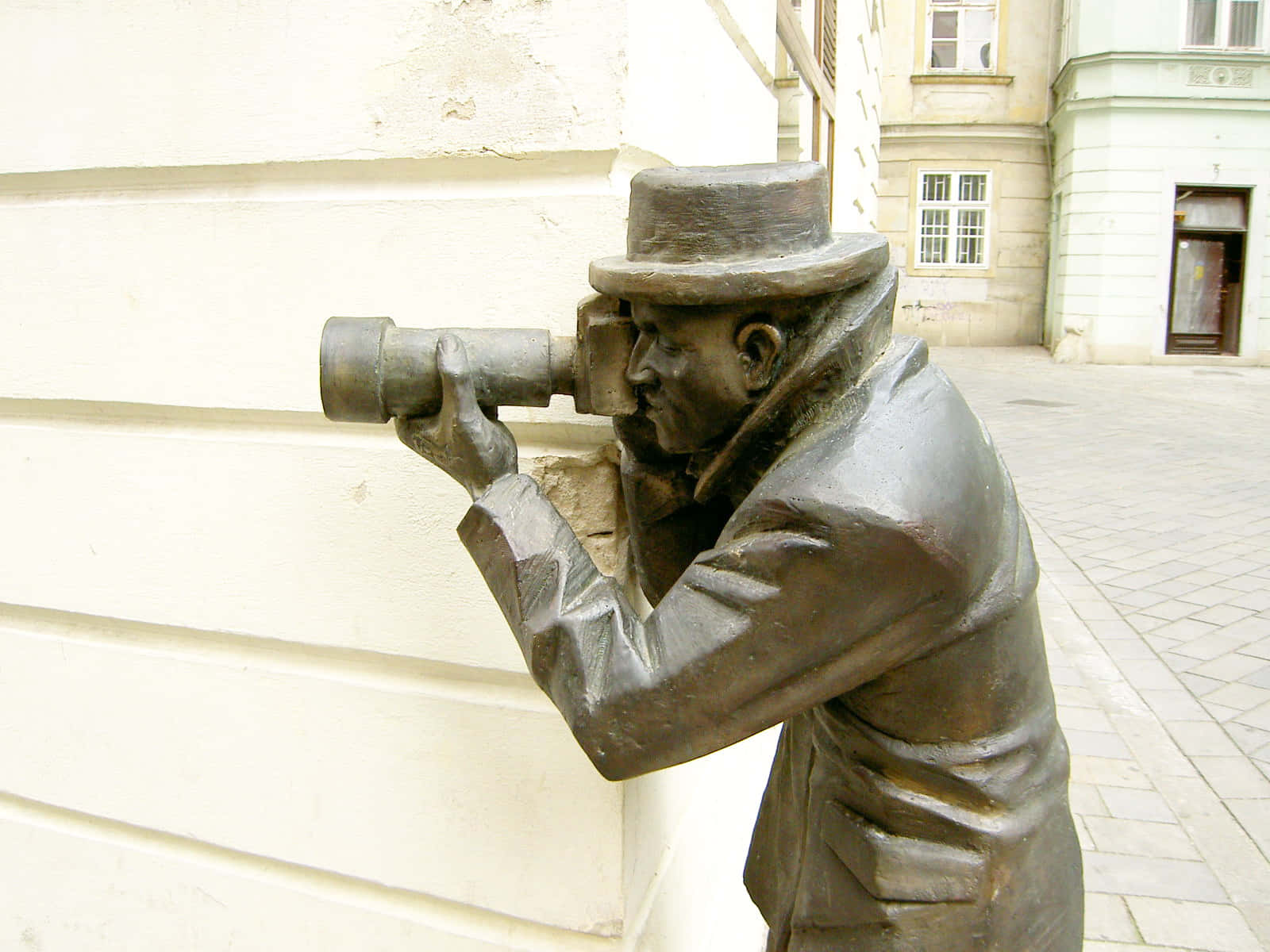 Paparazzi, bronze statue, man in a hat, HD Desktop Wallpaper