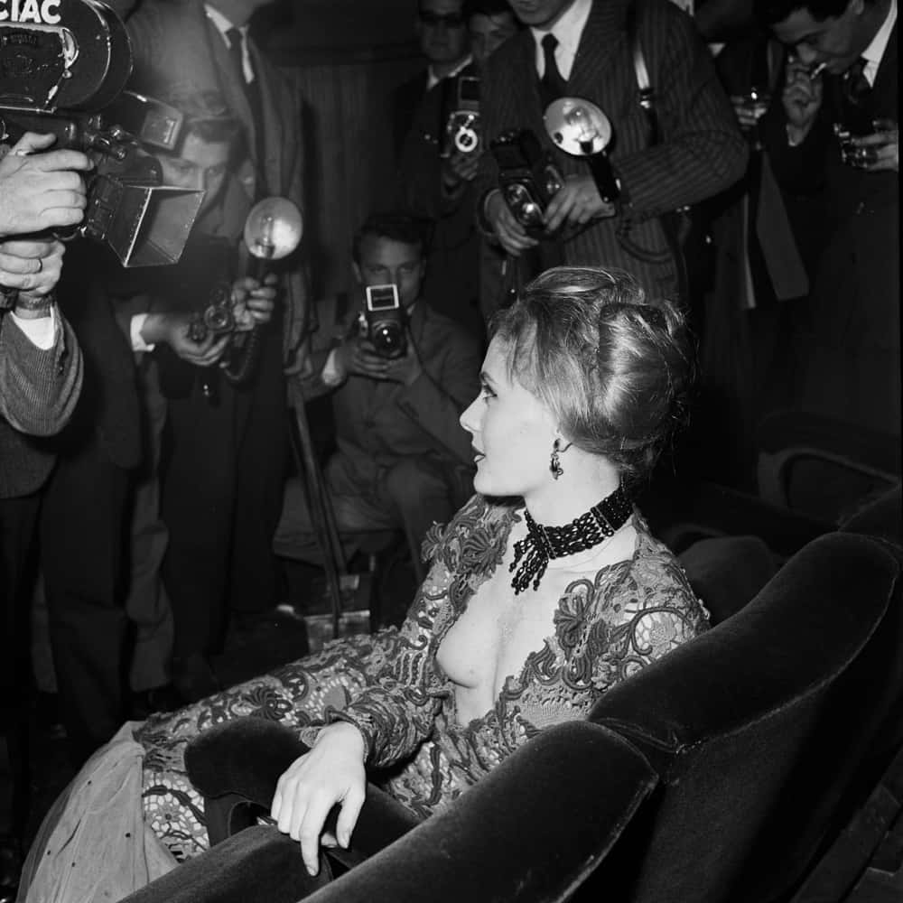 Paparazzi, ornate dress, velvet chair, SD Desktop Wallpaper