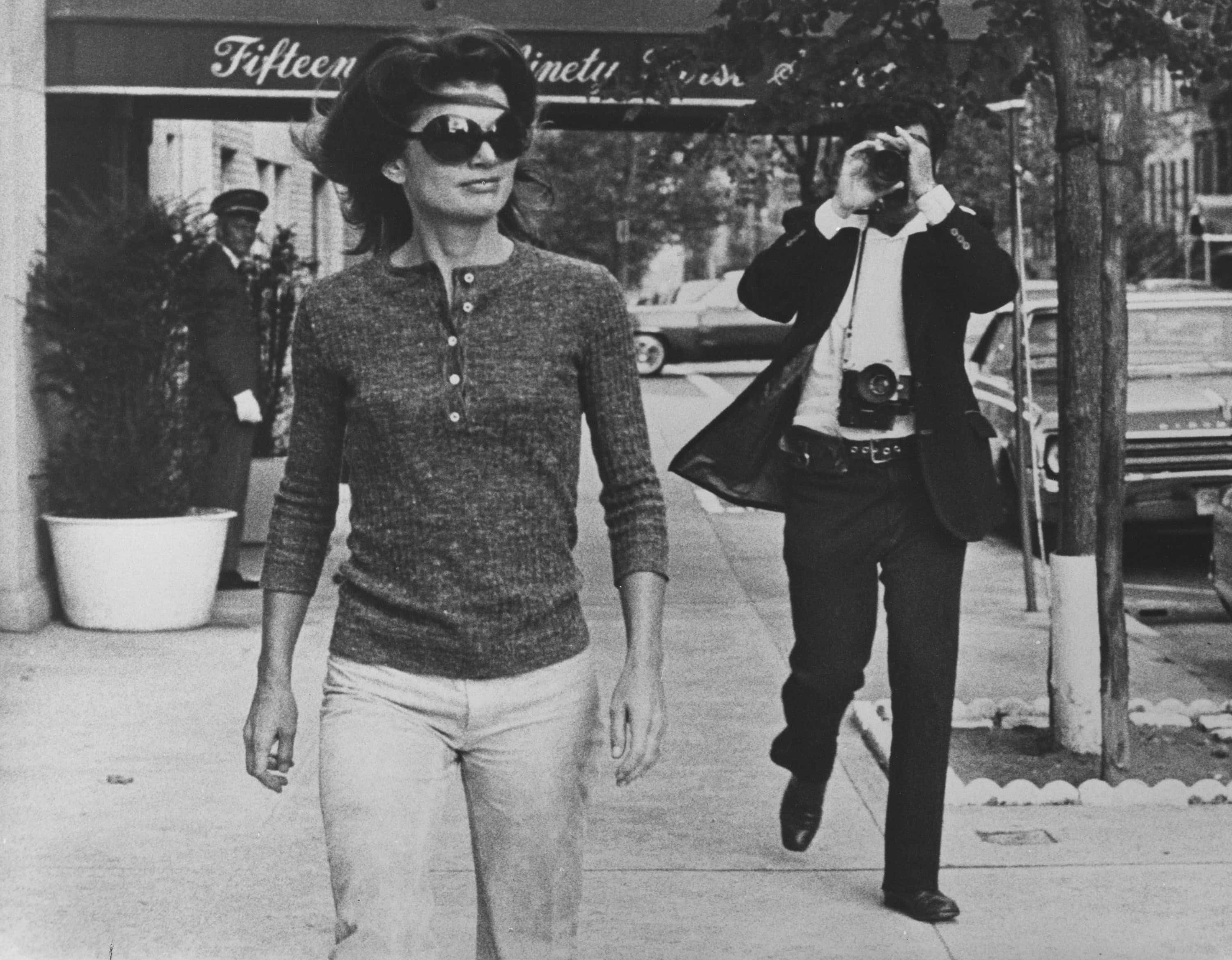 Paparazzi Woman, sunglasses, textured sweater, 2K Desktop Wallpaper