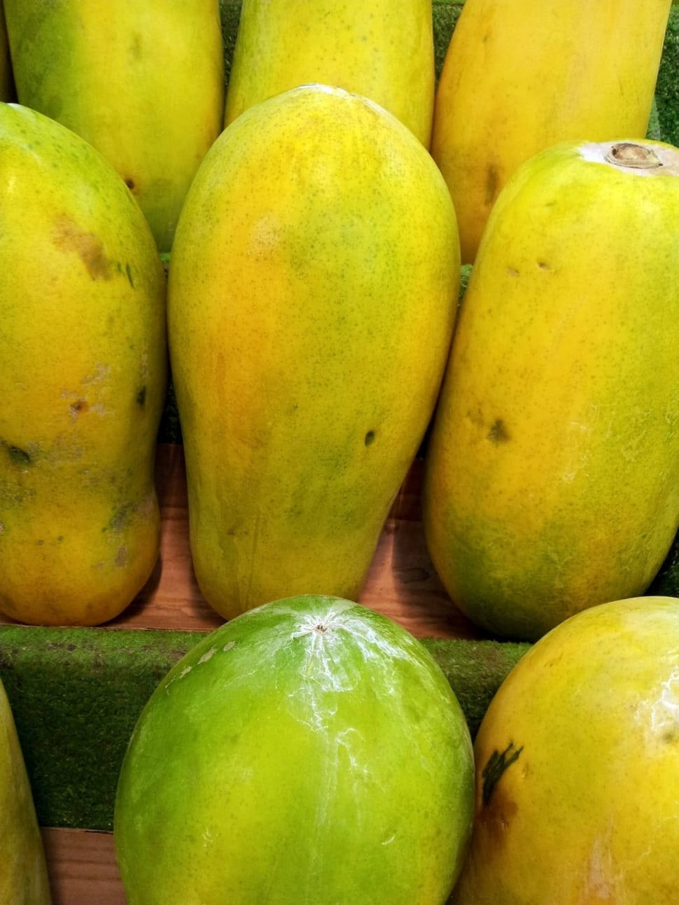 papaya fruits, green market shelf, wooden crate, HD Phone Wallpaper