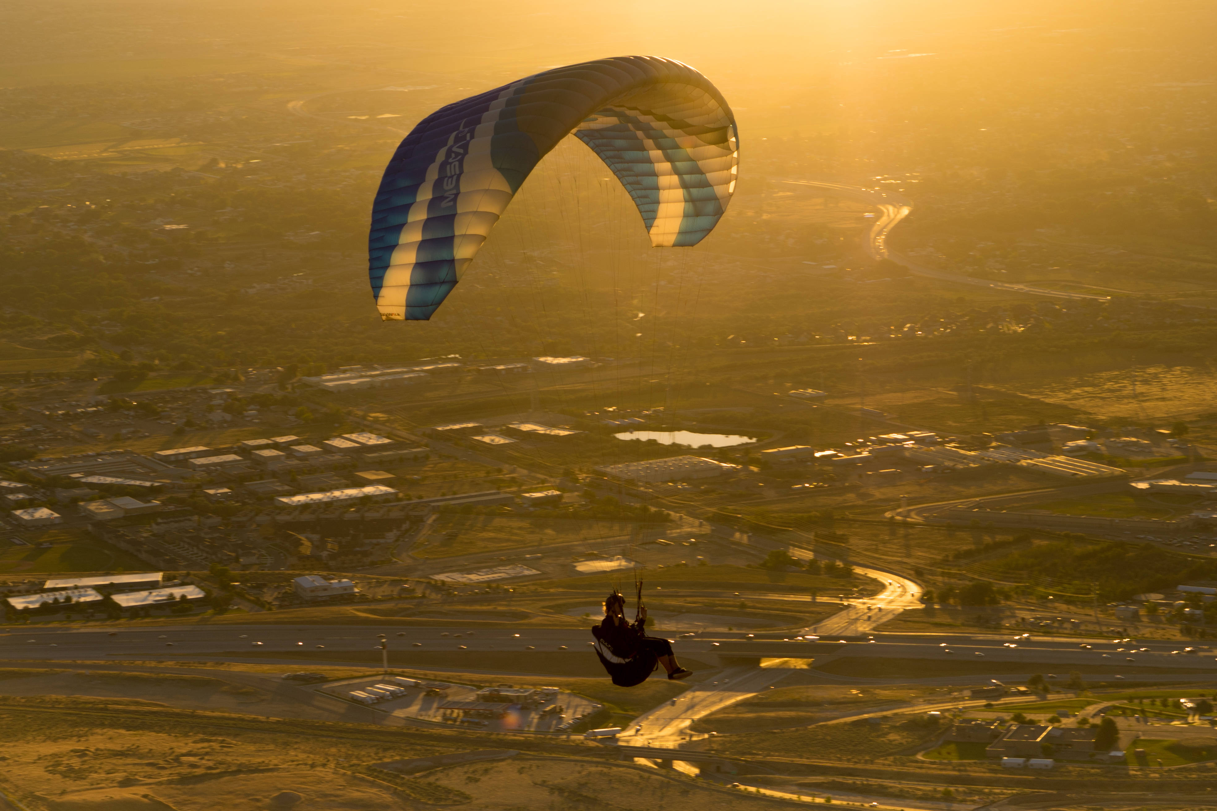 paragliding, gleaming sunset, blue and white canopy, 4K Desktop Wallpaper