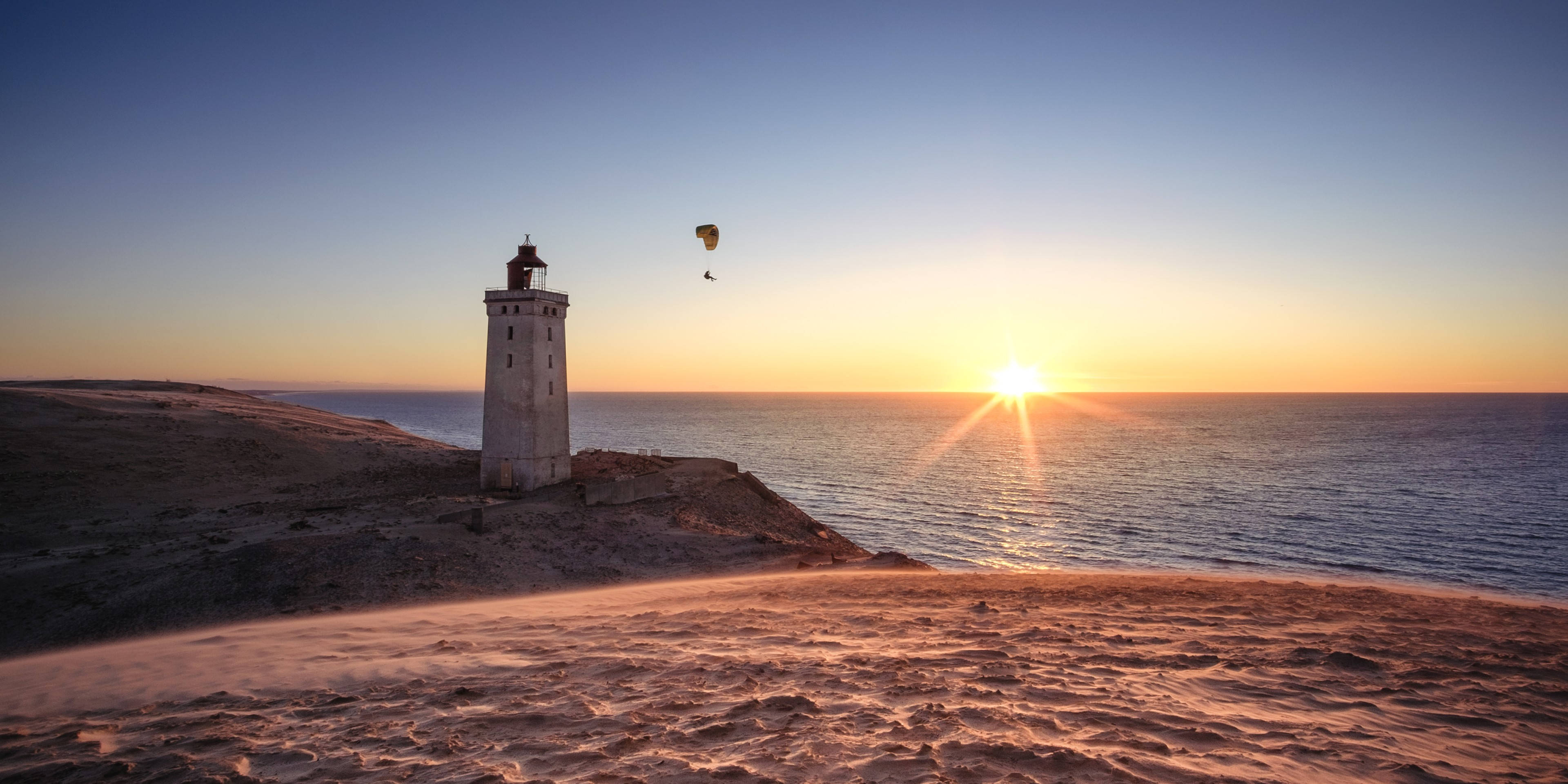 lighthouse, sandy cliff, sunset, 4K Desktop Wallpaper
