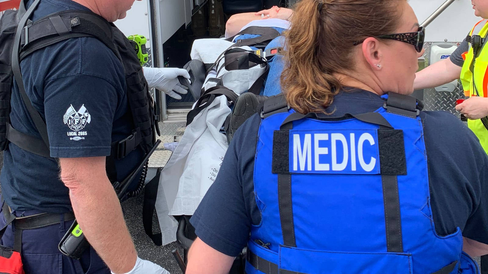 female paramedic, blue vests, stretcher, HD Desktop Wallpaper