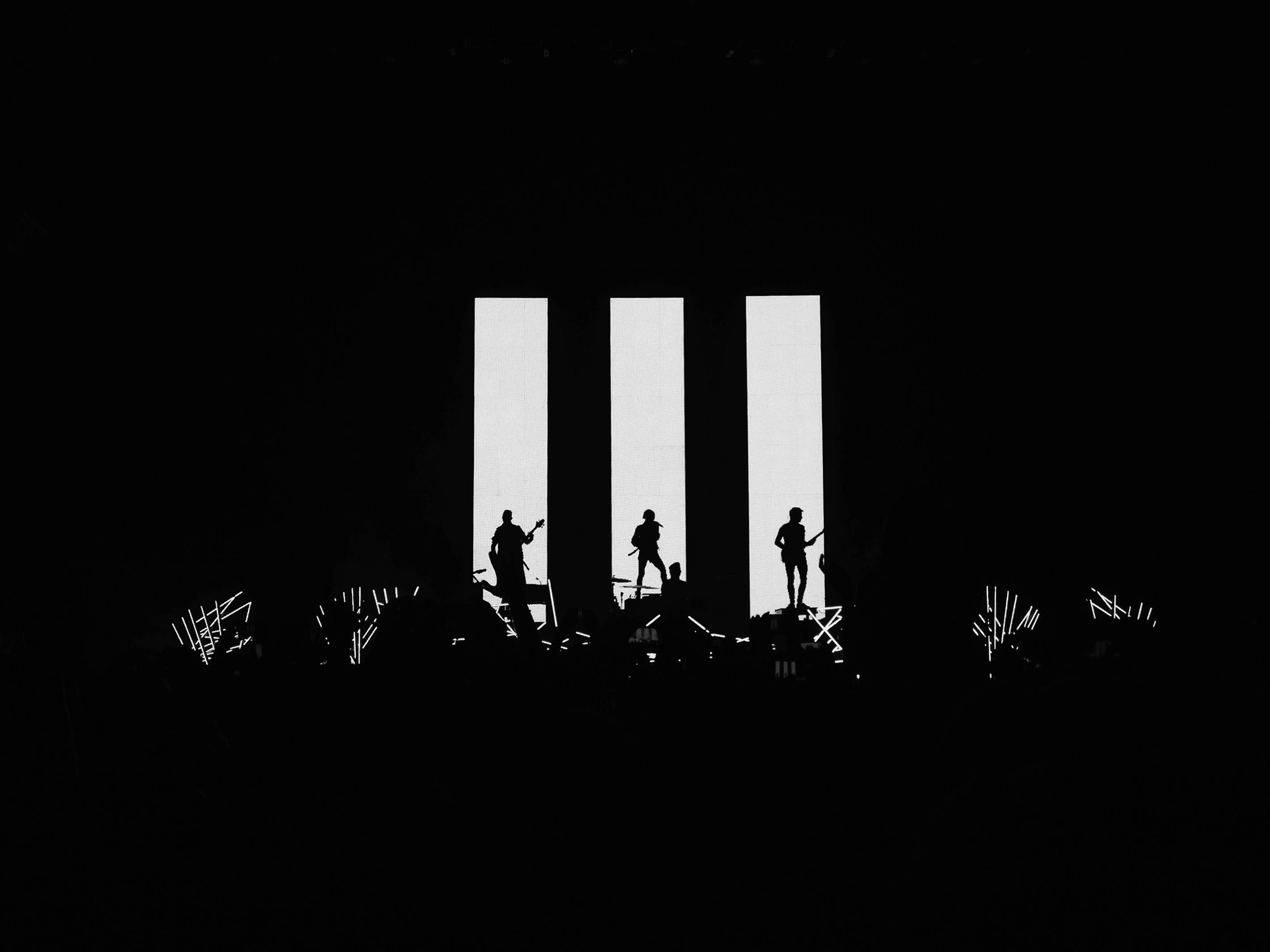 Paramore, three bar symbol, silhouetted musicians, 2K Desktop Wallpaper