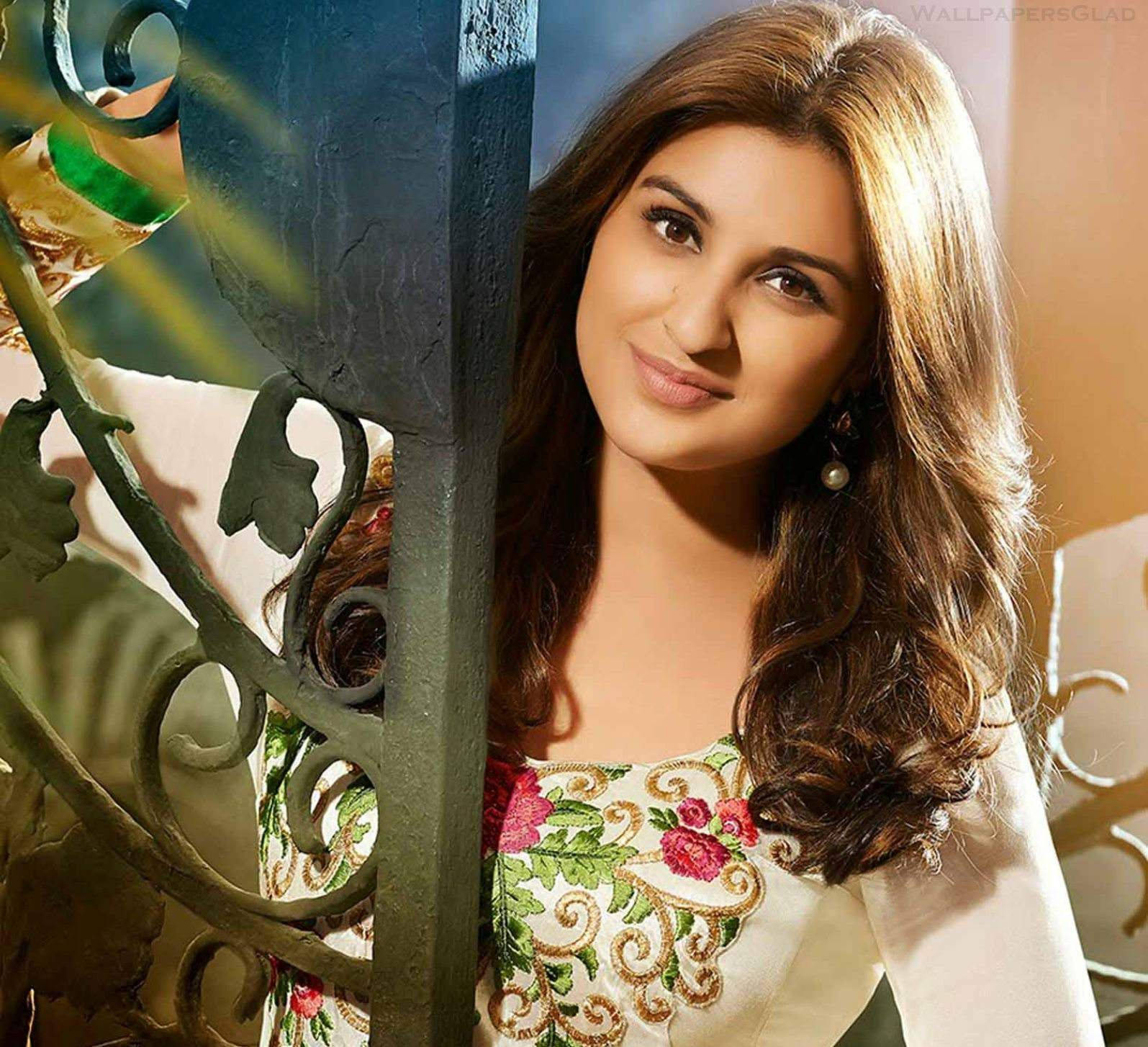 Parineeti Chopra, Indian actress, wavy brown hair, HD Desktop Wallpaper