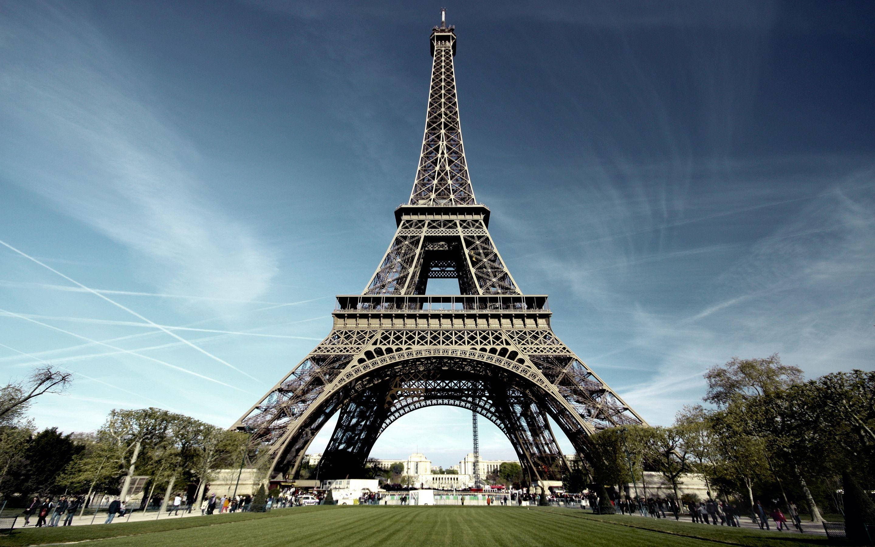 Eiffel Tower, Paris, clear blue sky, 2K Desktop Wallpaper
