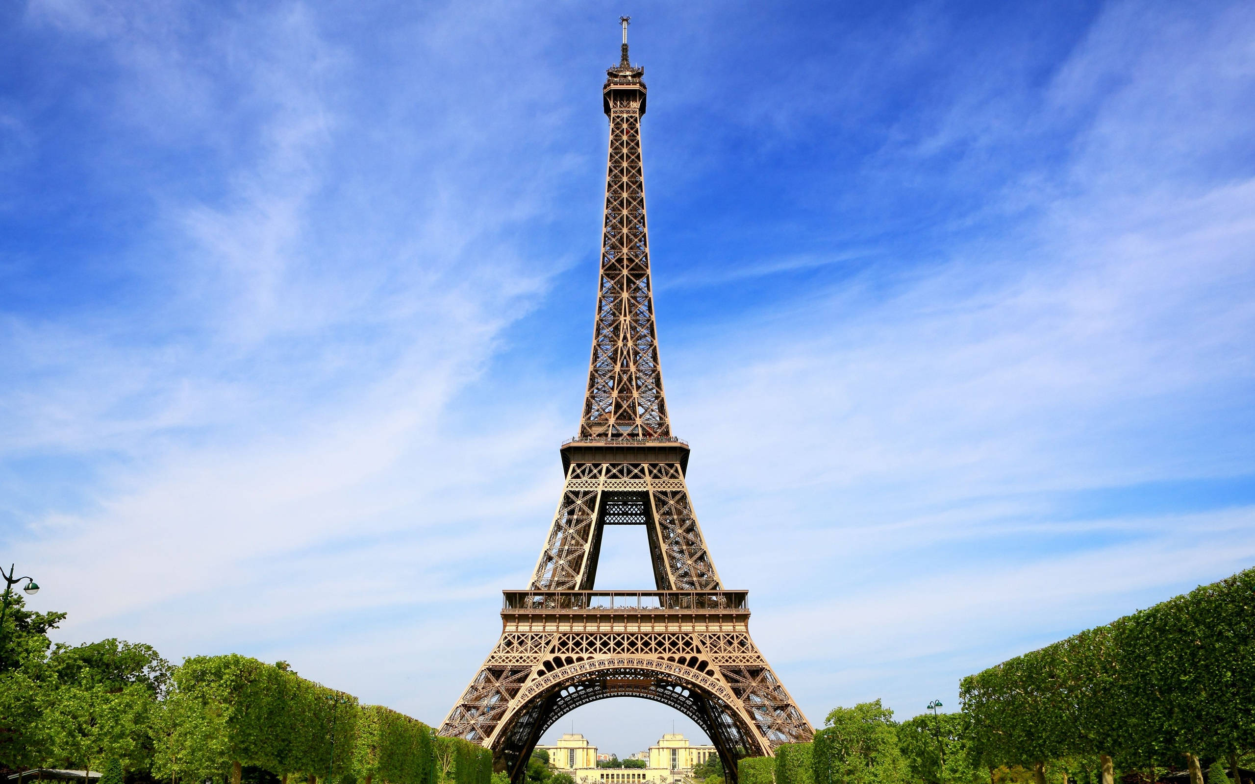 Eiffel Tower, bright blue sky, wispy clouds, 2K Desktop Wallpaper