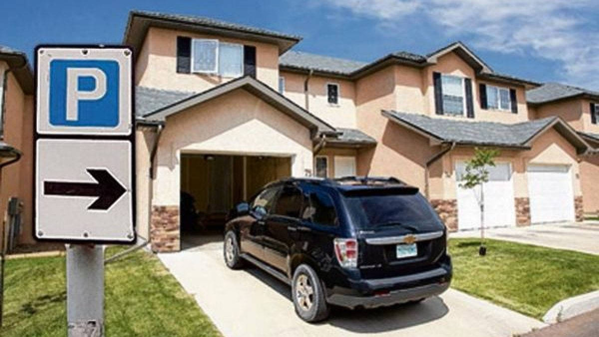 black SUV, beige suburban house, clear blue sky, SD Desktop Wallpaper