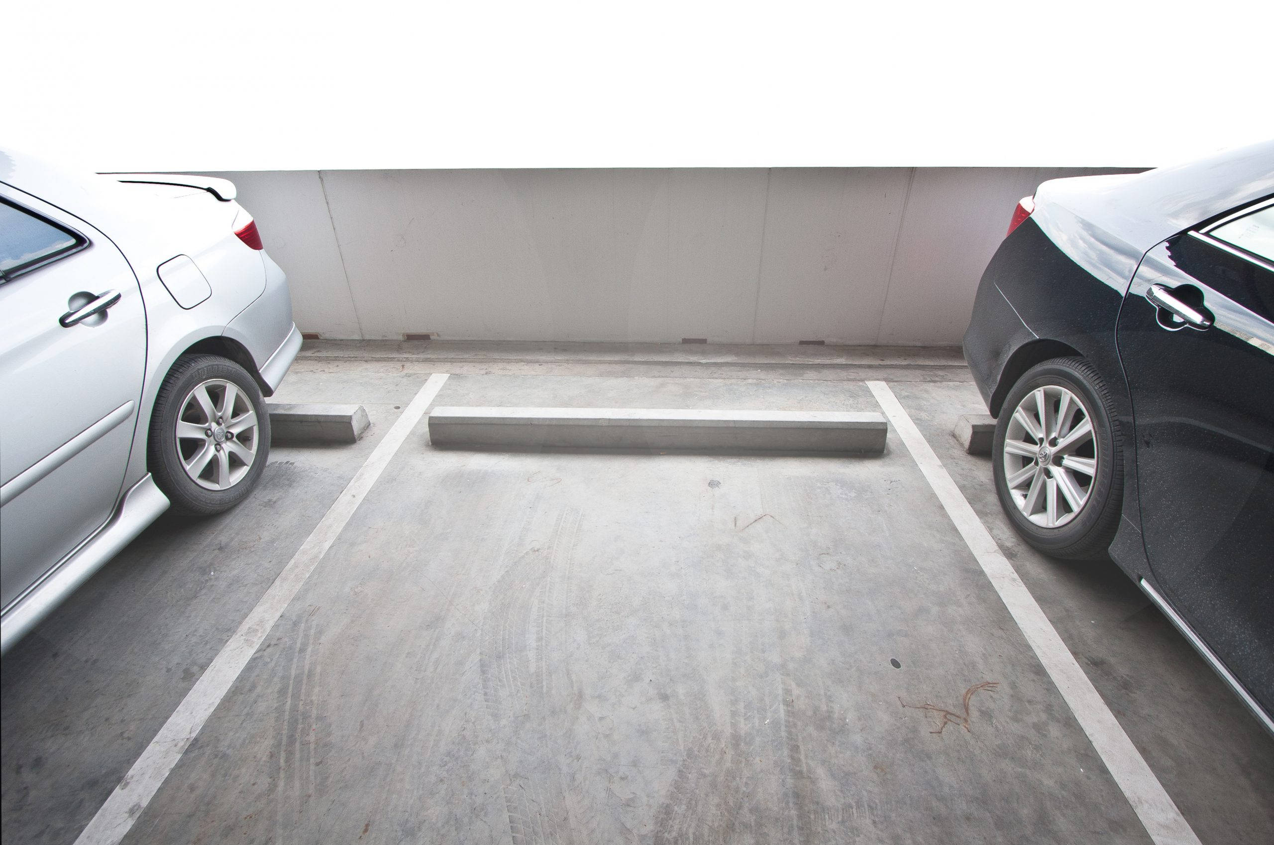 concrete parking garage, white lines, central divider, 2K Desktop Wallpaper
