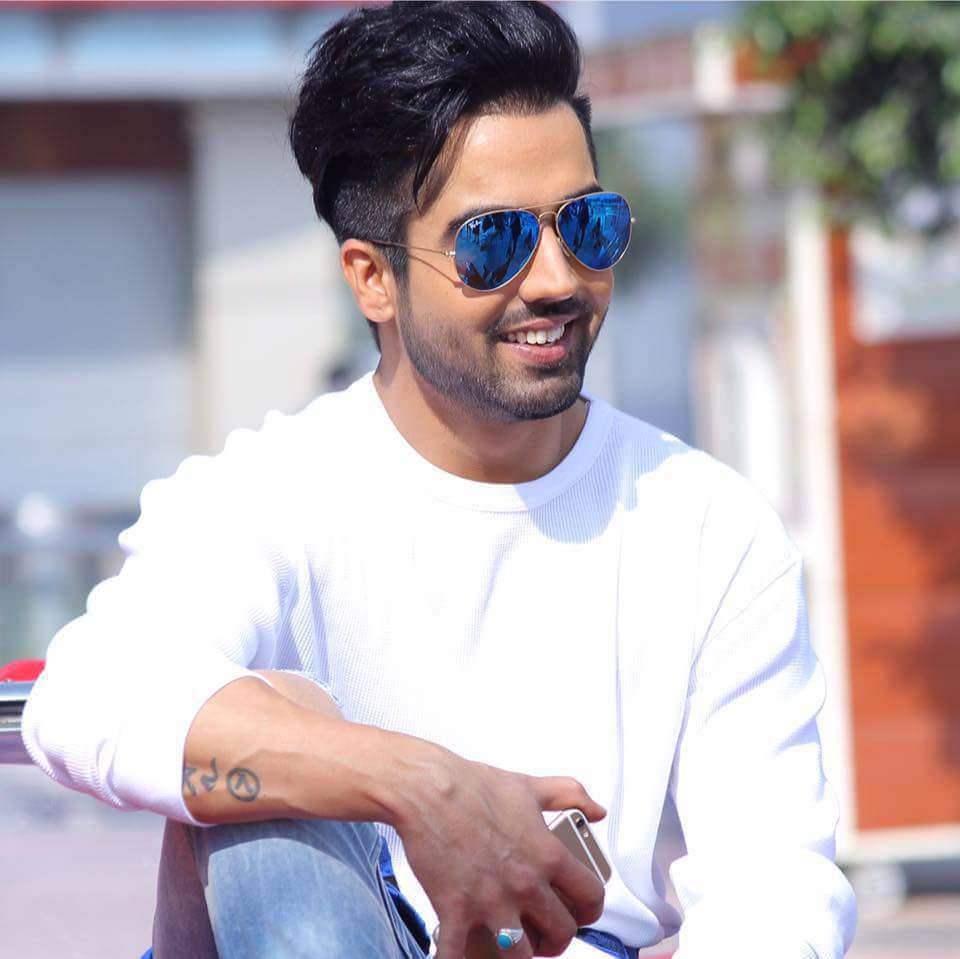 Parmish Verma, blue reflective sunglasses, white sweater, SD Desktop Wallpaper