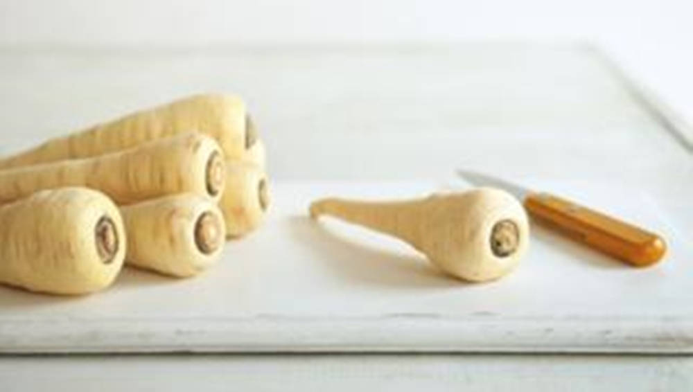 Parsnip, pale yellow, white cutting board, SD Desktop Wallpaper